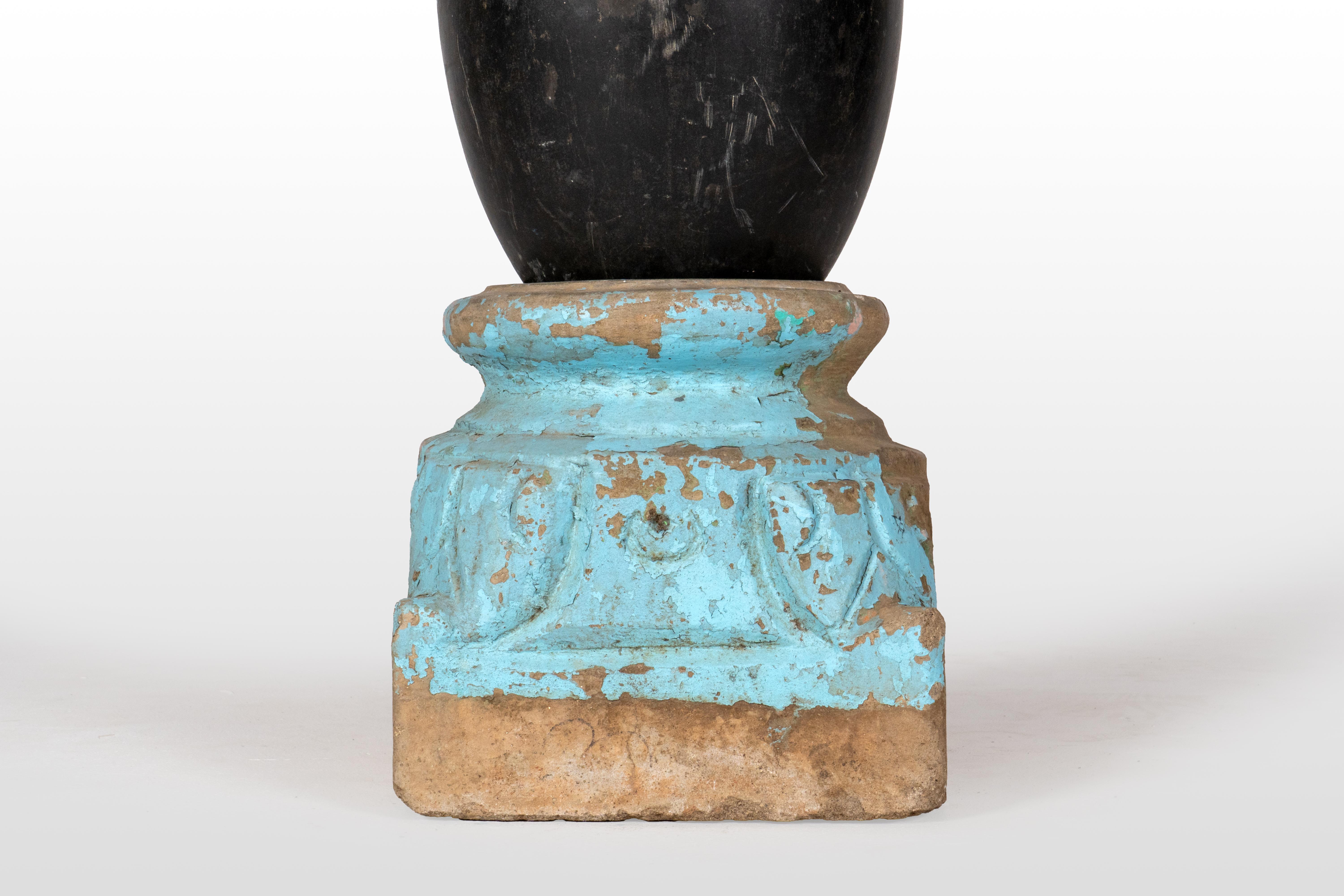 Un Lingam aniconico su una base di pietra in vendita 1