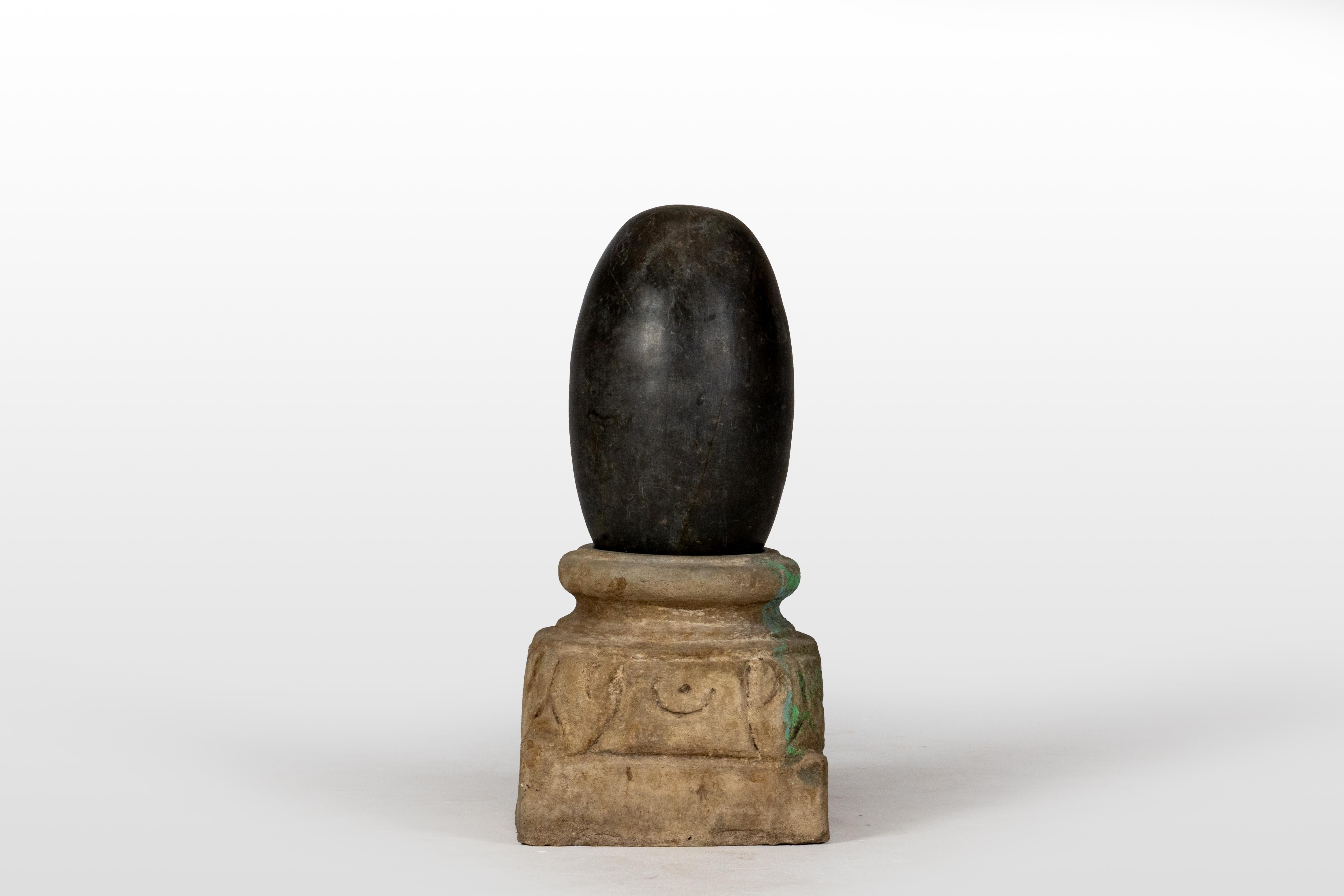 Un Lingam aniconico su una base di pietra in vendita 2