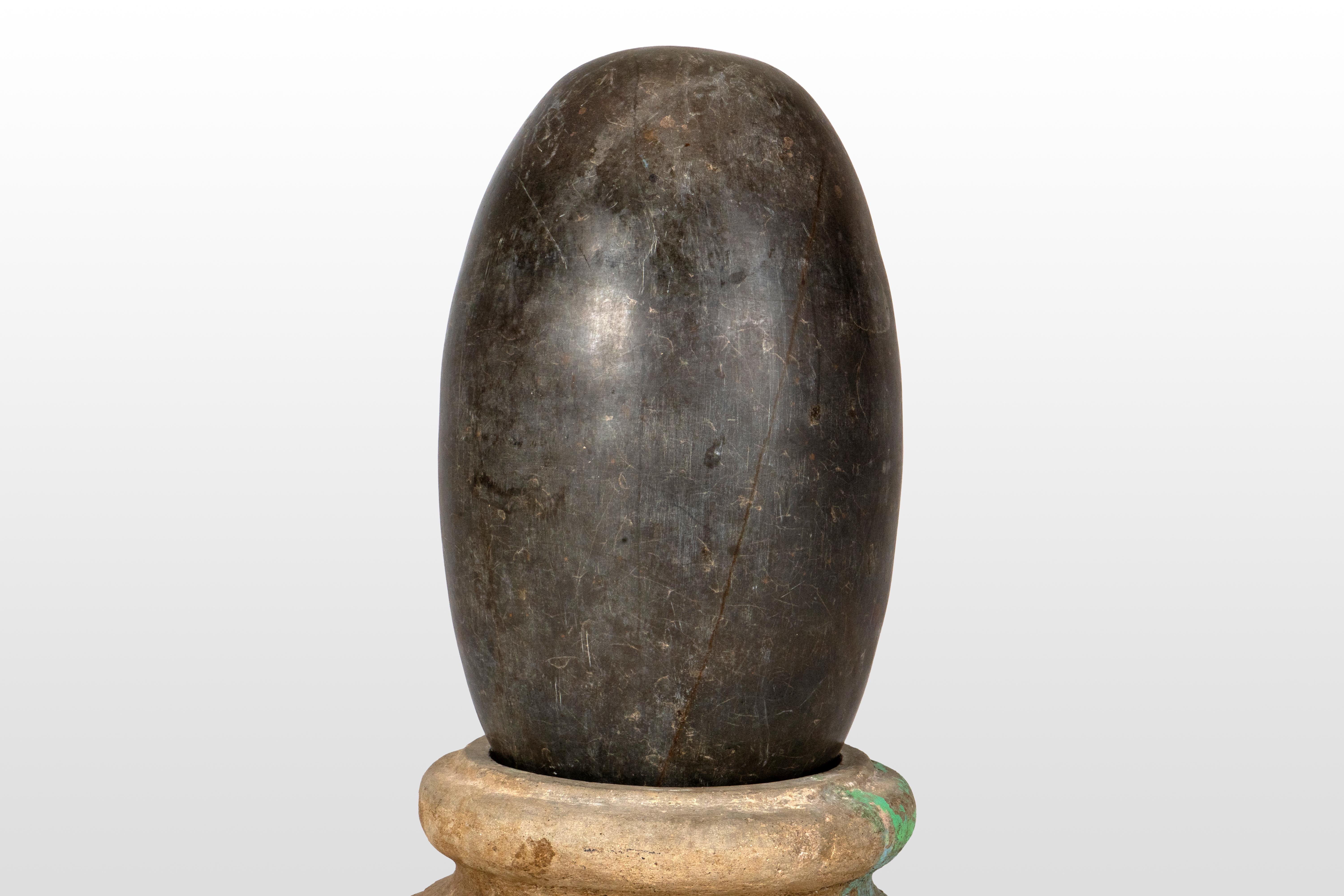 Un Lingam aniconico su una base di pietra in vendita 3