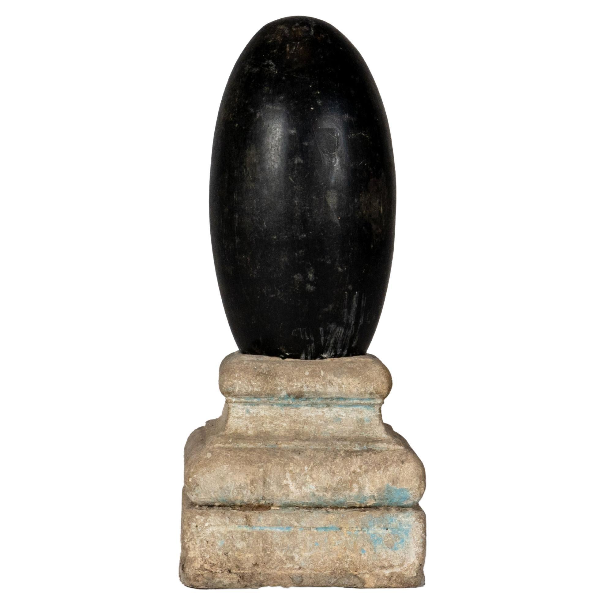 Un Lingam aniconico su una base di pietra in vendita