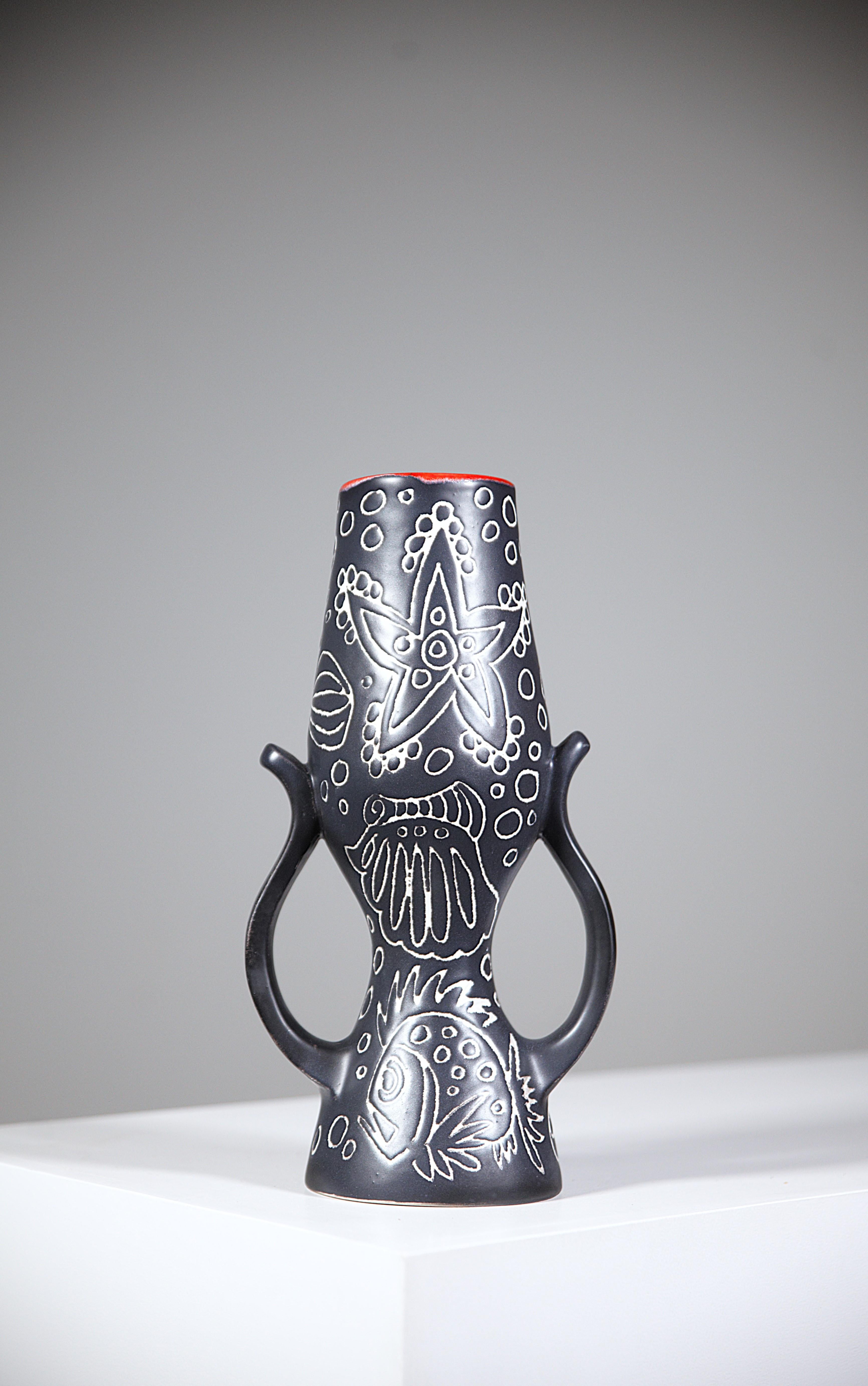 Vaso antropomorfo in ceramica di Marcel Santandreu Vallauris Francia 1960.

Atelier A Hélène Hugo.

Una piccola produzione per questo artista.

Con decorazioni di Marin.

Senza segno.

In buone condizioni.
