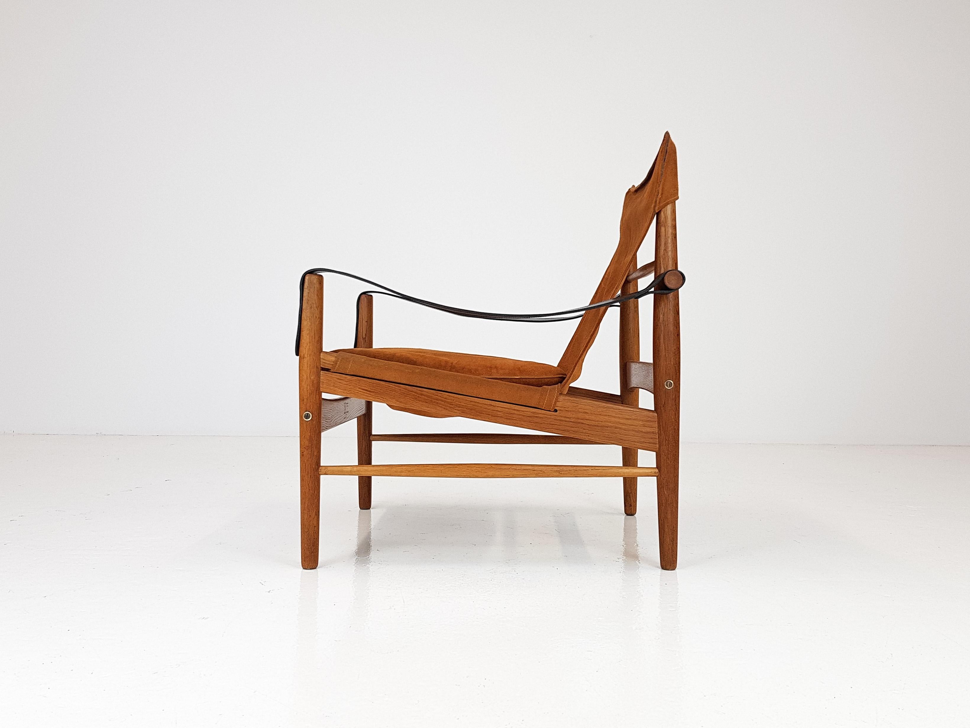 An original suede and oak frame 'Antilop' Safari chair by Hans Olsen for Viskadalens Mobler, Sweden, 1950s

With cognac suede seating and black leather strap arms and a solid oak frame. The chair has an all-dowel construction as most Safari chairs