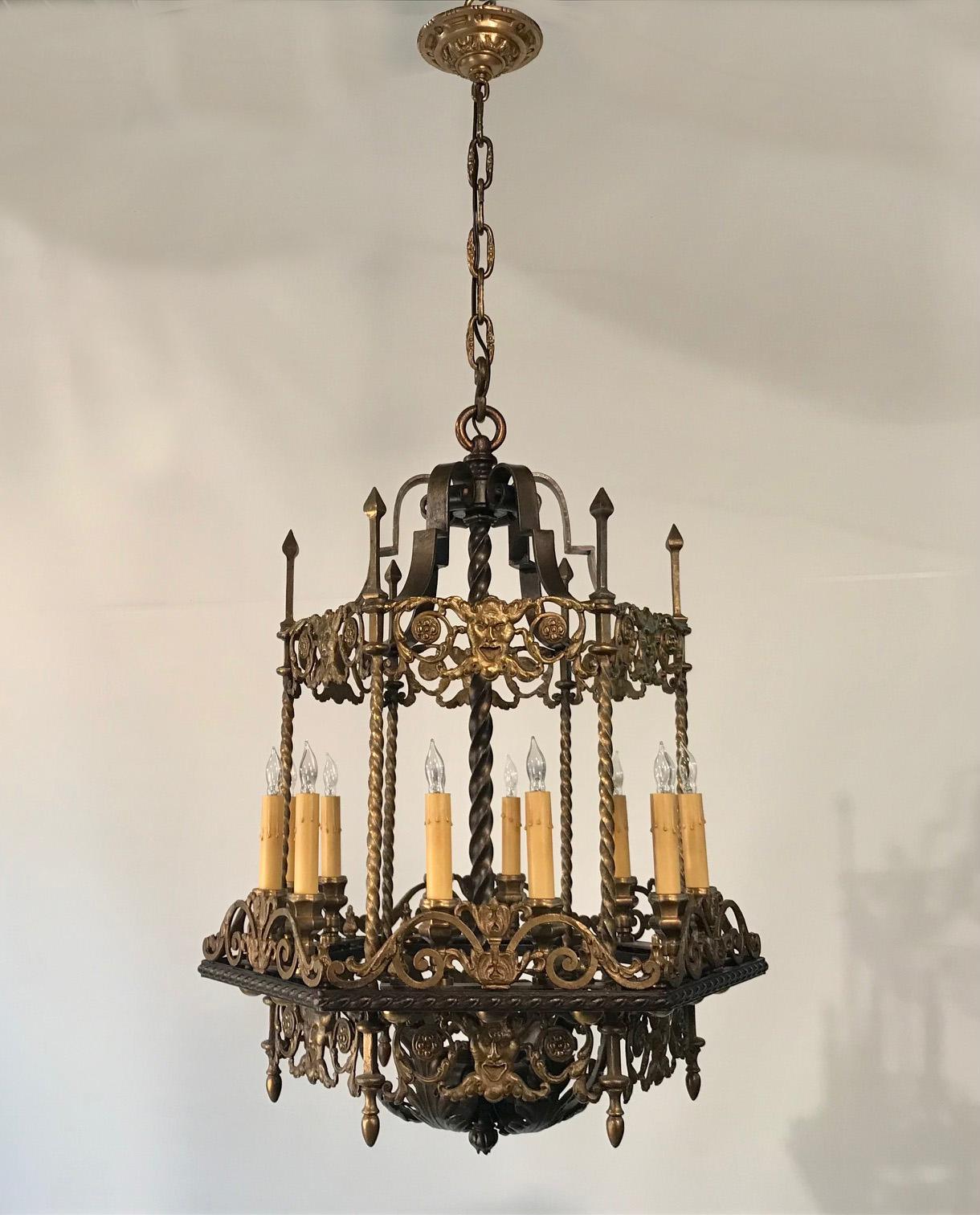 Américain Ancienne renaissance néo-renaissance à 12 feux  Lustre en bronze et fer forgé en vente