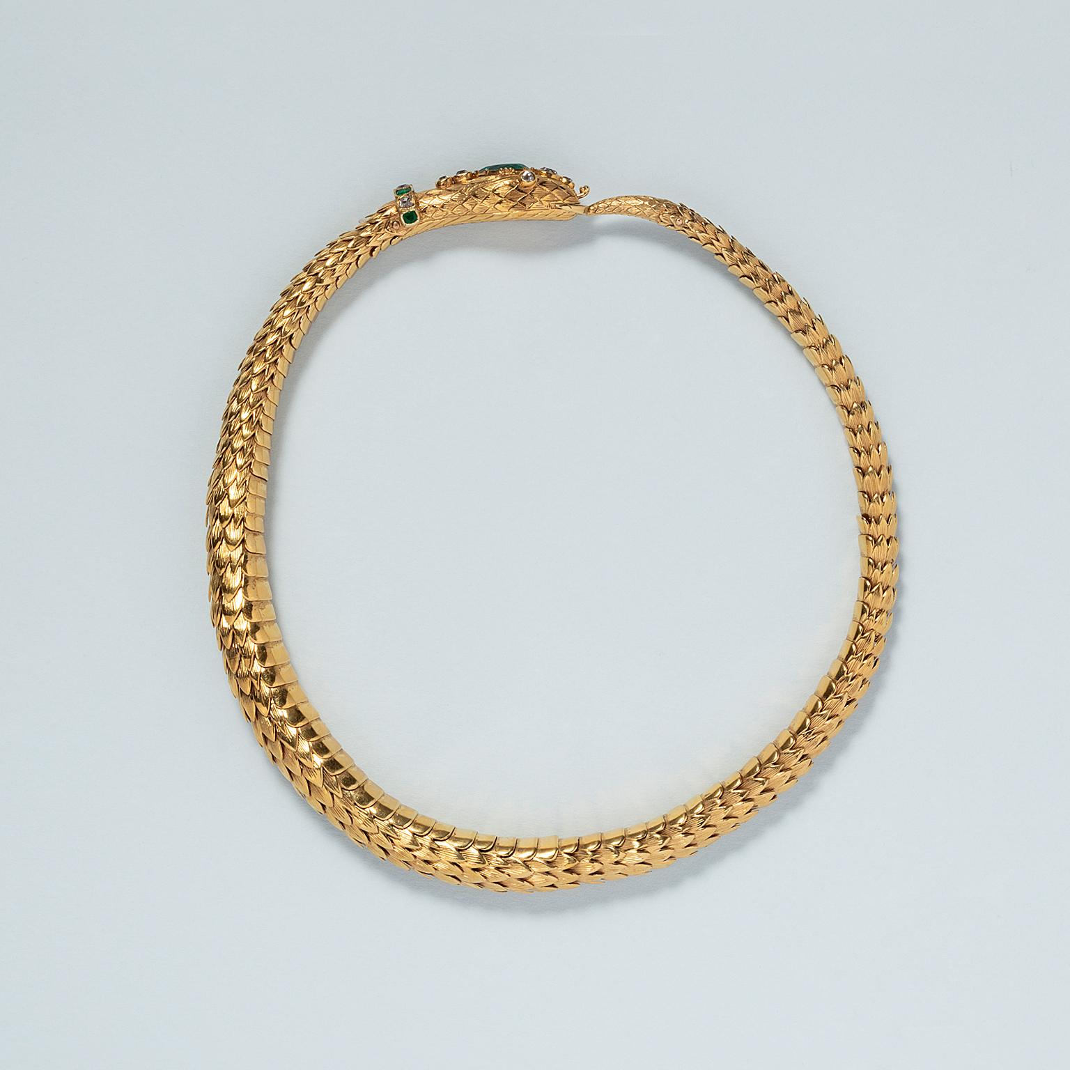 An antique 18-carat yellow gold snake necklace, in the head a pear-shaped, faceted natural Colombian emerald in a slightly bluish green color (10.6 x 8.0 mm, NEL certificate: E 2420230) set between two old-cut diamonds on each side along the length