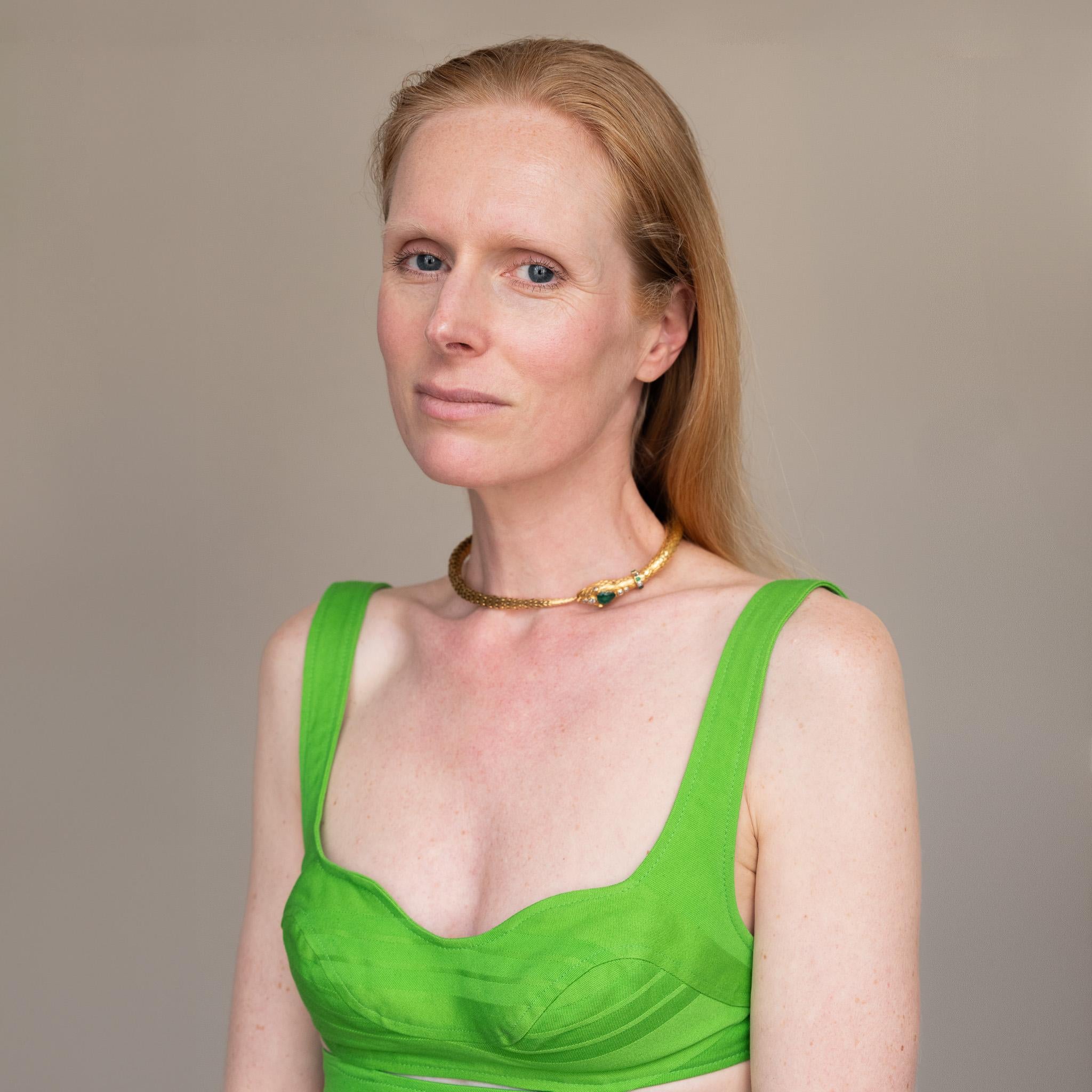 An Antique 18 Carat Gold old Snake Necklace with Emerald and Diamond For Sale 2