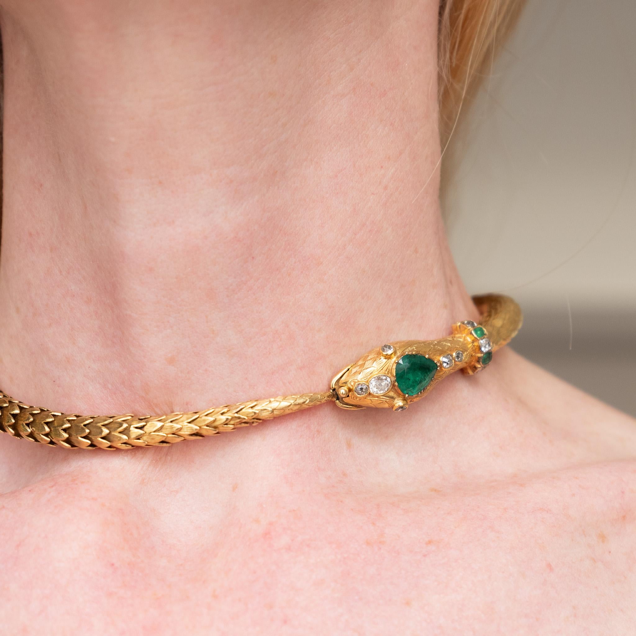 An Antique 18 Carat Gold old Snake Necklace with Emerald and Diamond For Sale 3