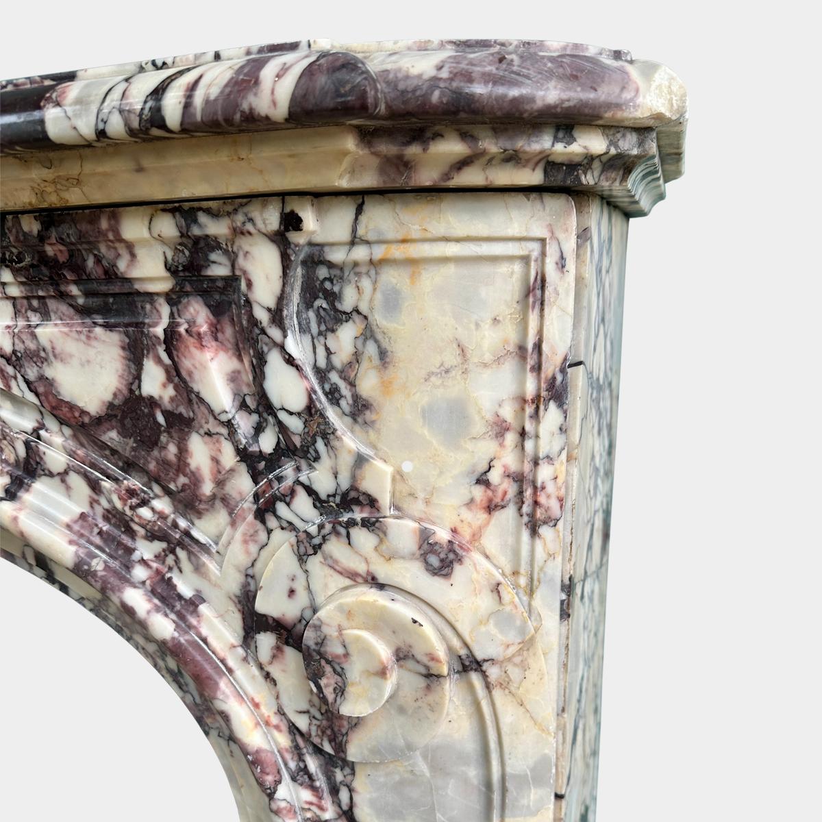Antiker französischer Rococo-Kamin aus hochwertigem Breche Violette-Marmor aus dem 18. (Louis XV.) im Angebot