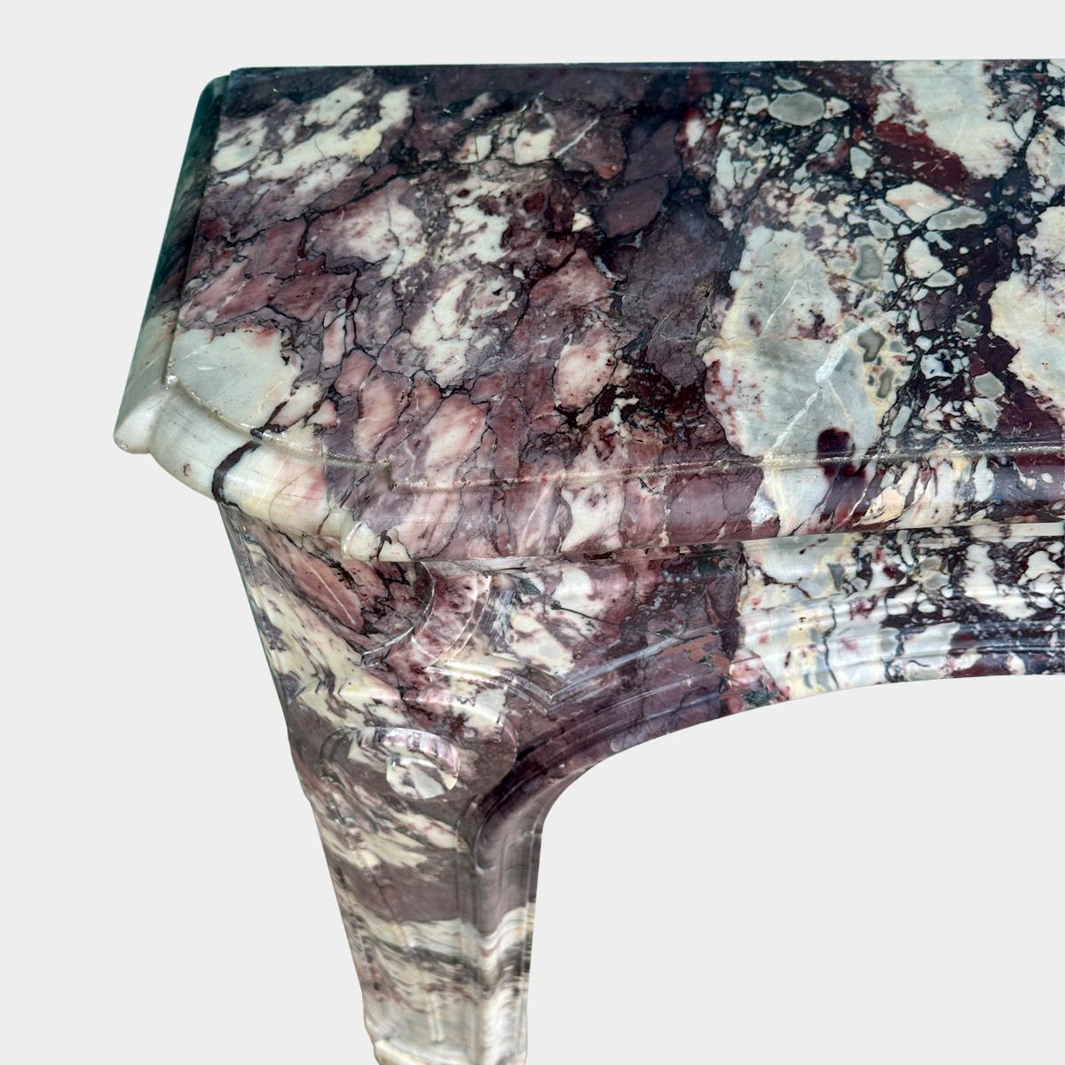 Antiker französischer Rococo-Kamin aus hochwertigem Breche Violette-Marmor aus dem 18. (Französisch) im Angebot