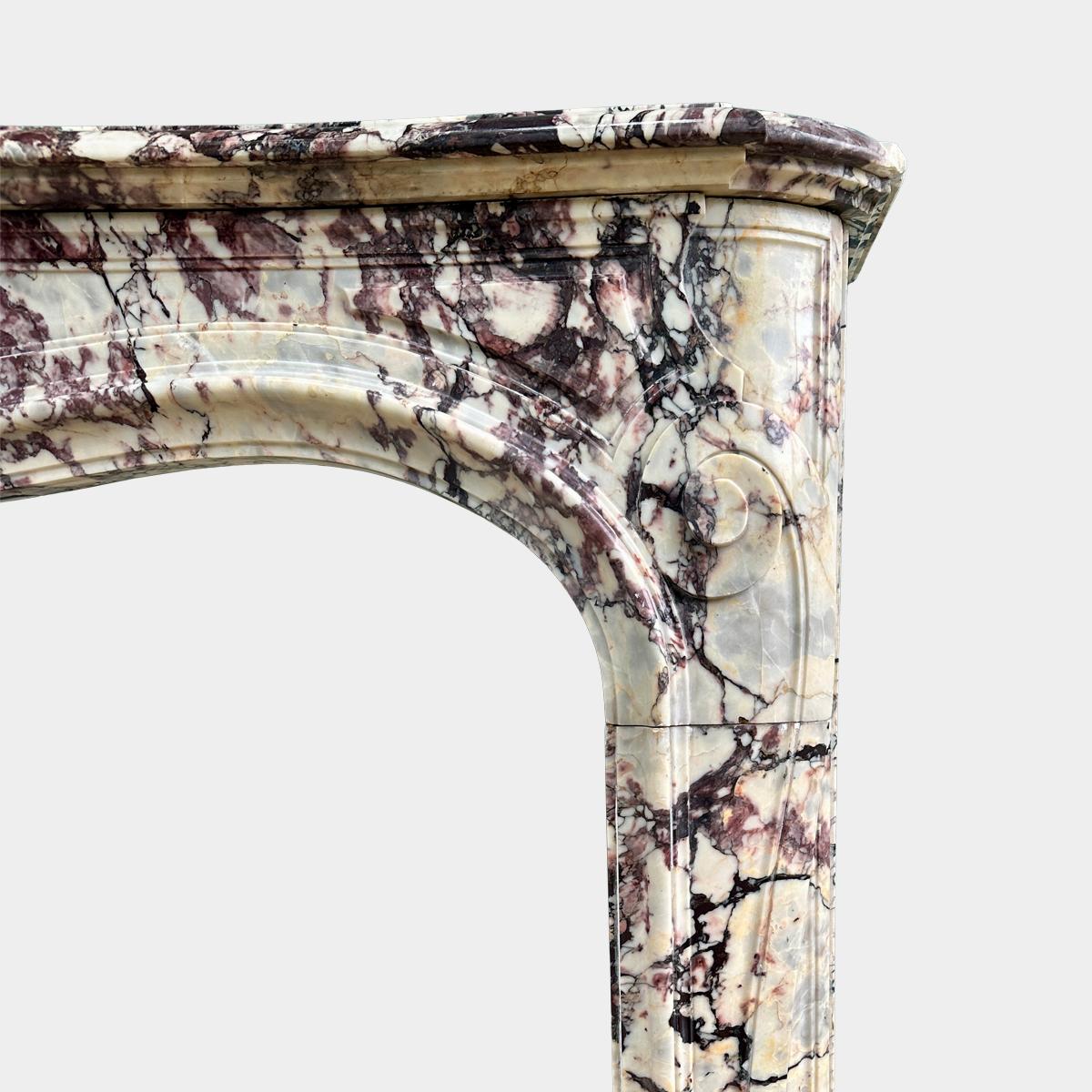 Antiker französischer Rococo-Kamin aus hochwertigem Breche Violette-Marmor aus dem 18. (Handgeschnitzt) im Angebot
