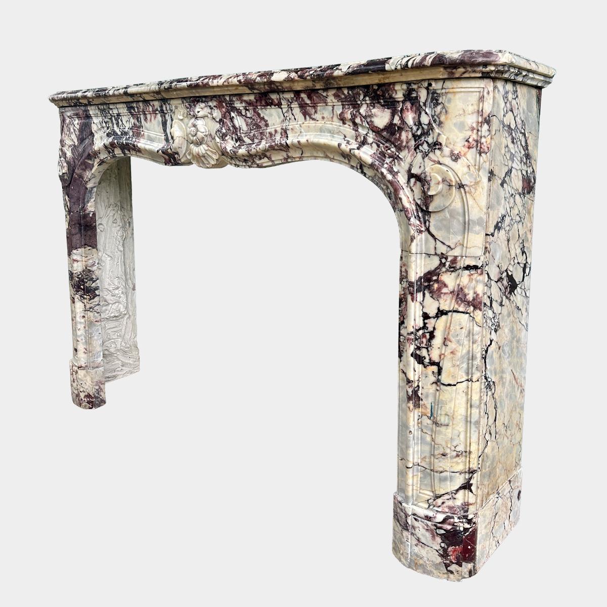 Antiker französischer Rococo-Kamin aus hochwertigem Breche Violette-Marmor aus dem 18. im Zustand „Gut“ im Angebot in London, GB