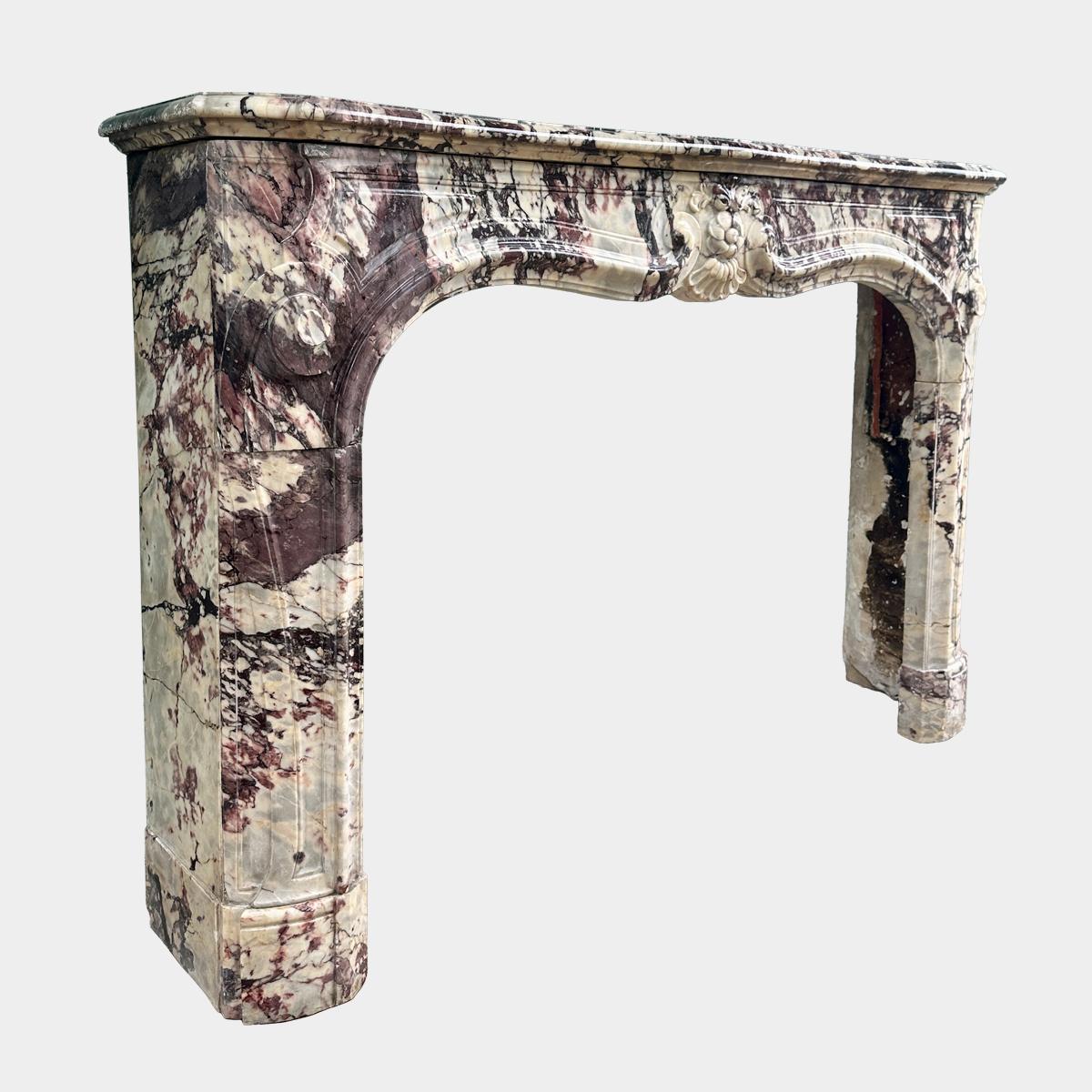 Antiker französischer Rococo-Kamin aus hochwertigem Breche Violette-Marmor aus dem 18. (18. Jahrhundert) im Angebot