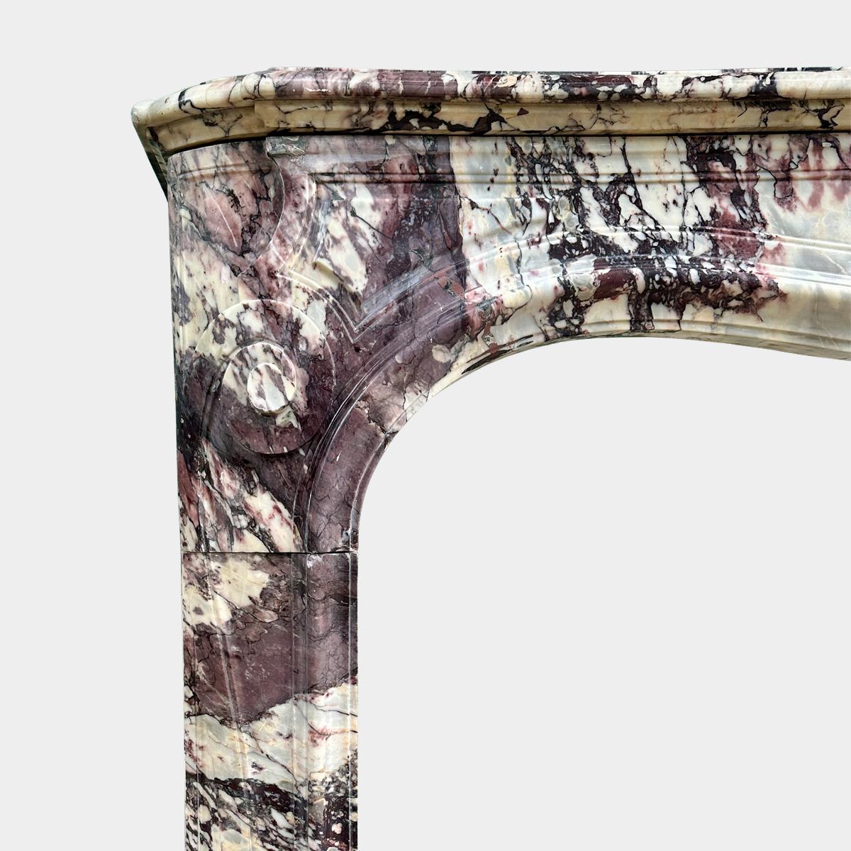 Antiker französischer Rococo-Kamin aus hochwertigem Breche Violette-Marmor aus dem 18. im Angebot 1