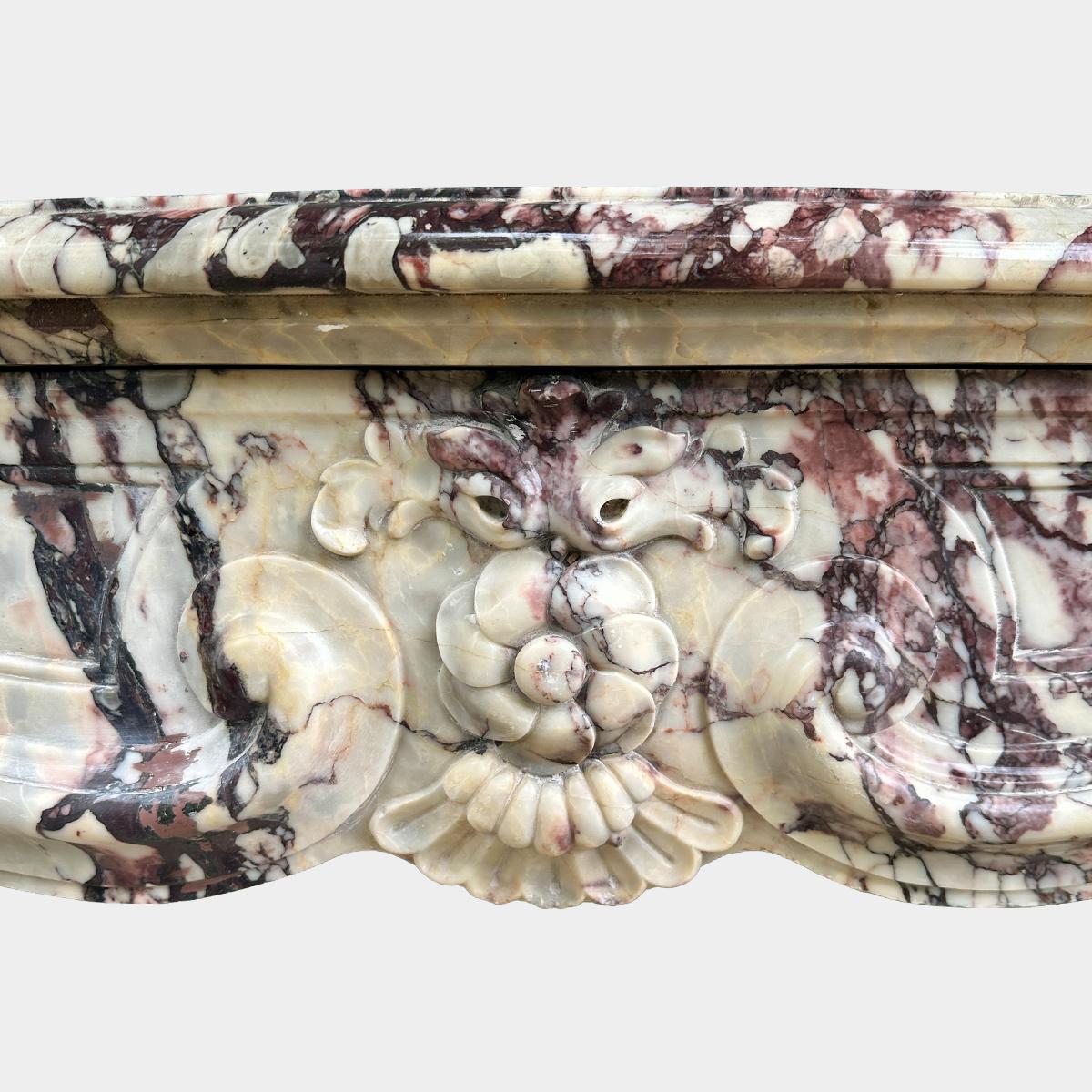 Antiker französischer Rococo-Kamin aus hochwertigem Breche Violette-Marmor aus dem 18. im Angebot 2