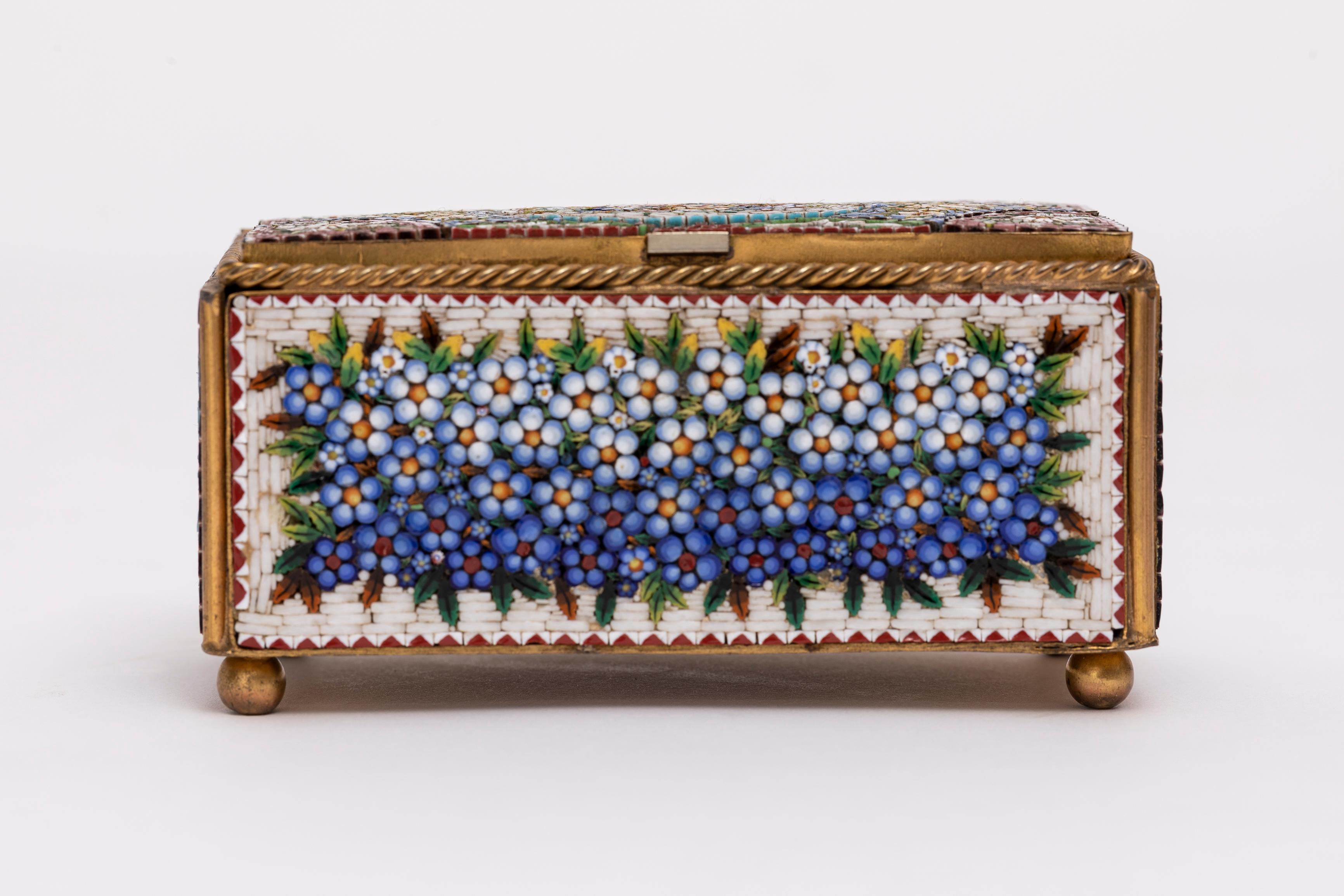 Antike italienische Mikro-Mosaik-Schmuckschatulle mit Blumenmotiv aus dem 19. (Sonstiges) im Angebot