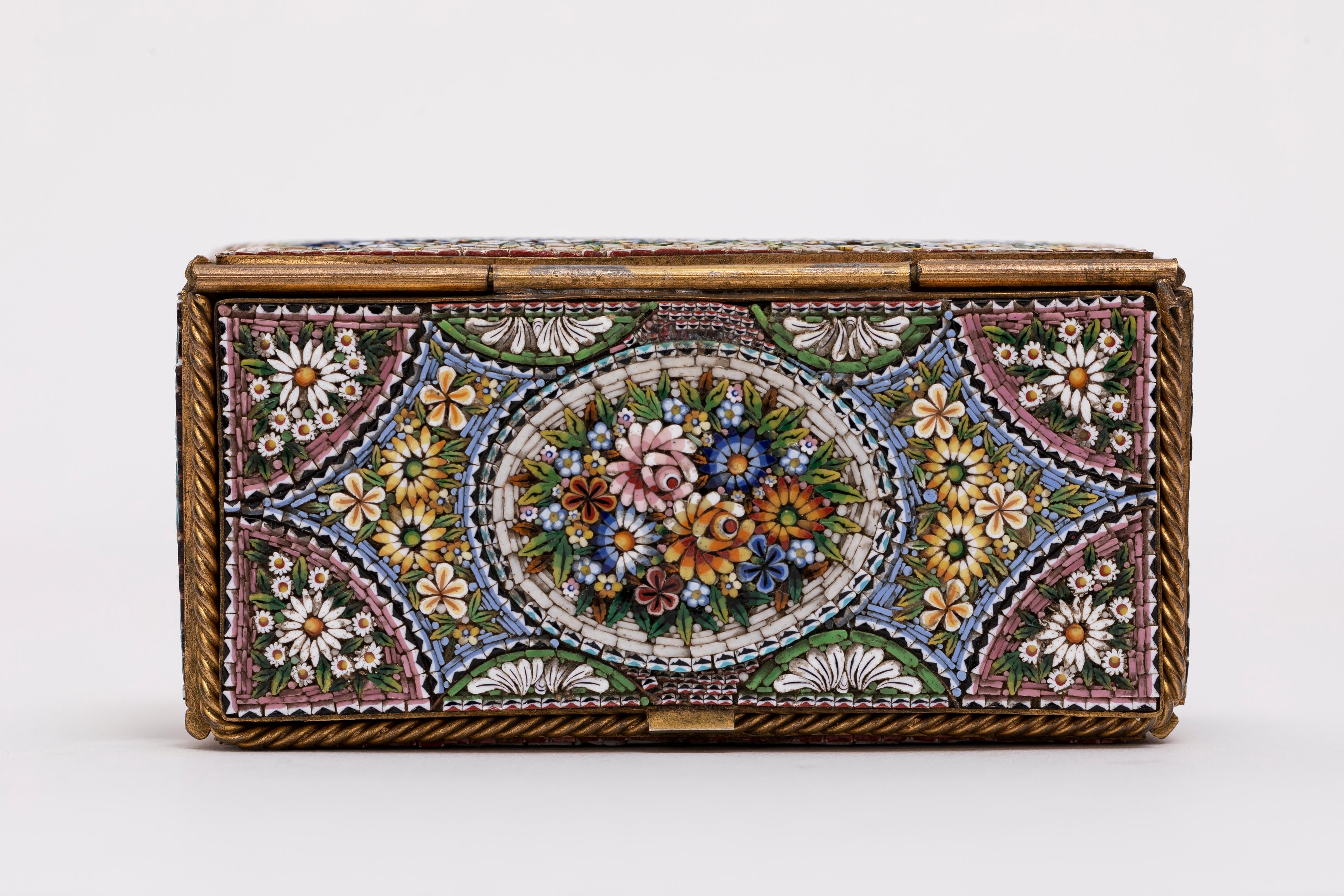 Antike italienische Mikro-Mosaik-Schmuckschatulle mit Blumenmotiv aus dem 19. (Italienisch) im Angebot