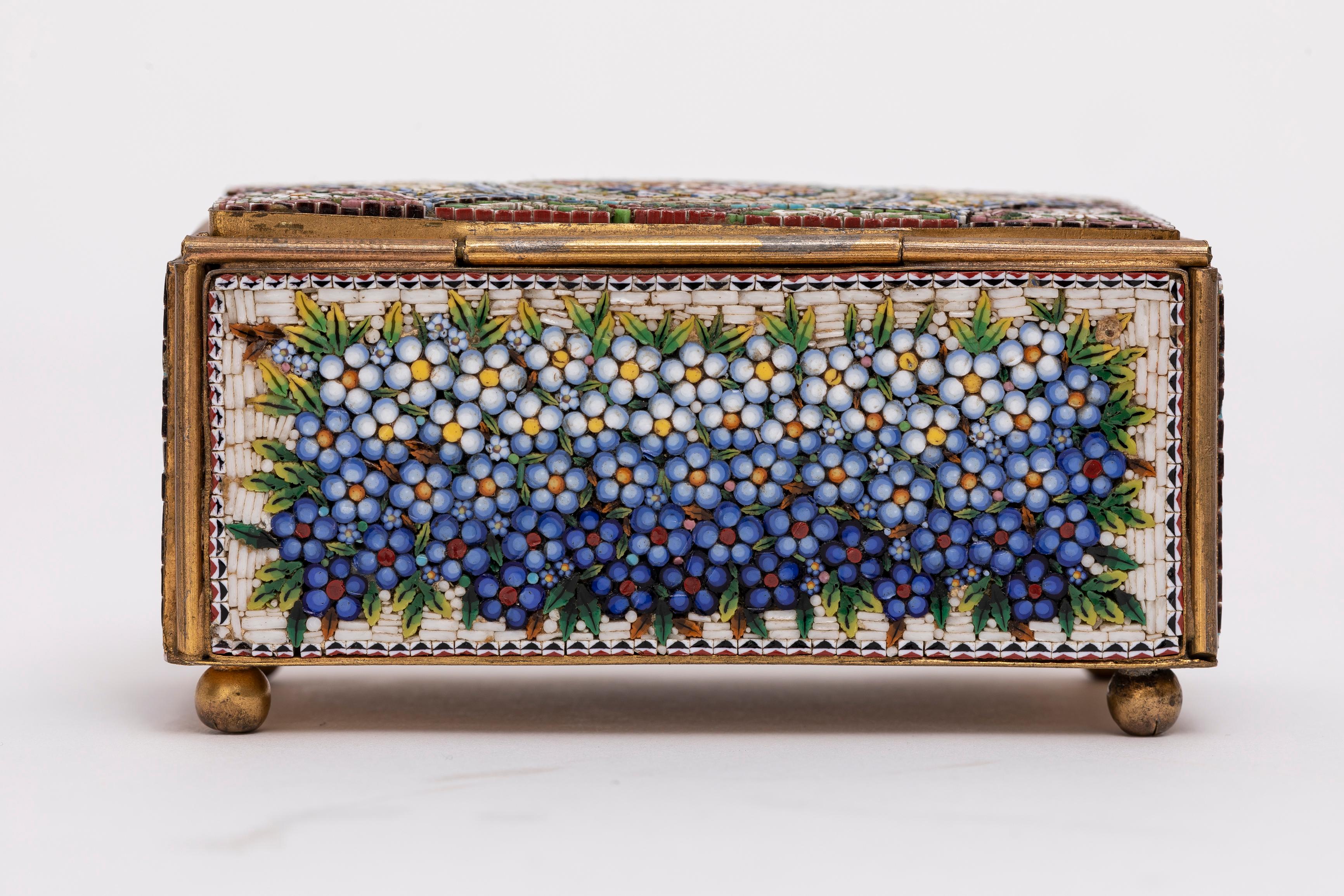 Mosaïque Ancienne boîte à bijoux italienne du 19ème siècle en micro-mosaïque à motifs floraux en vente