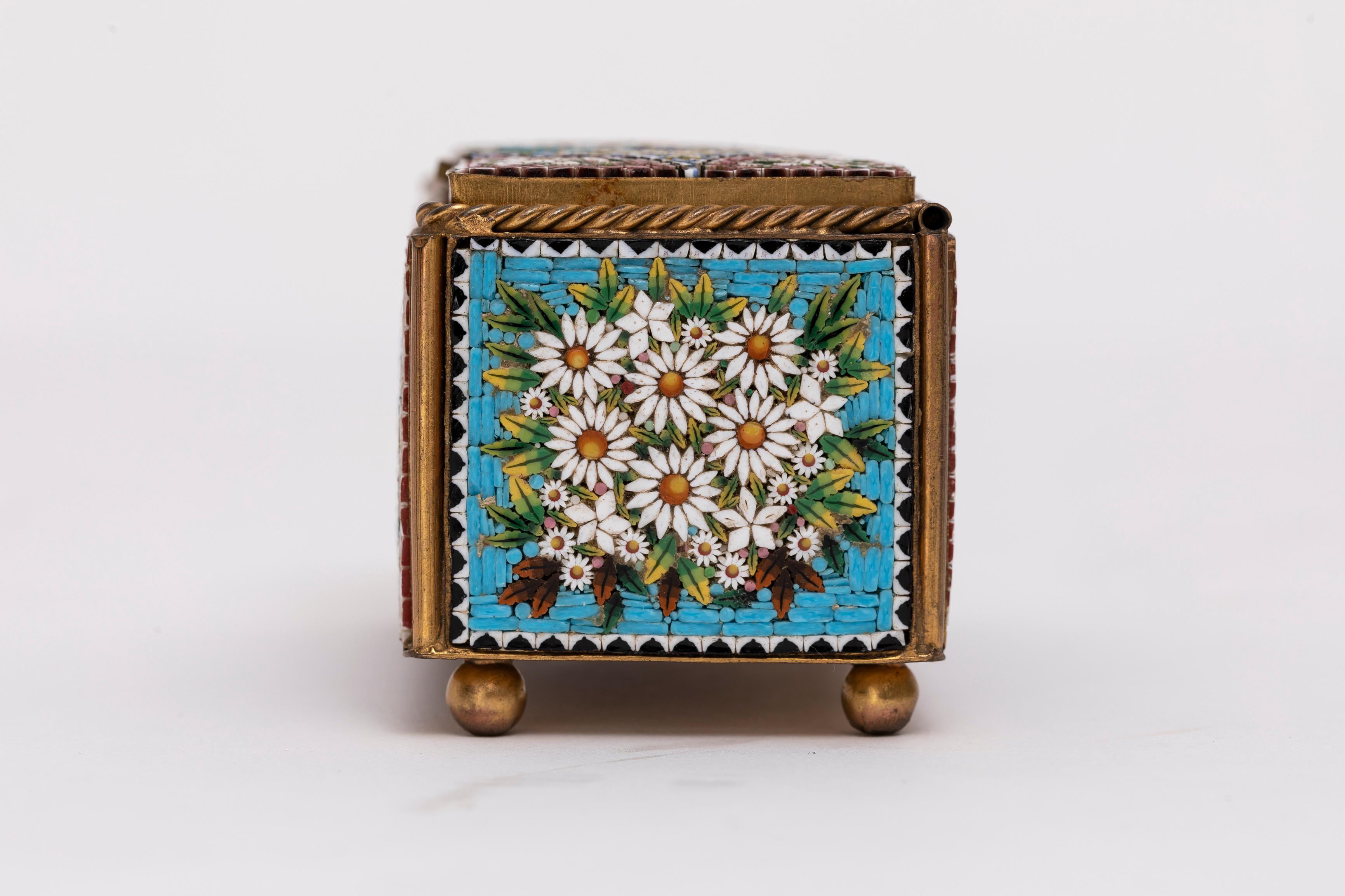 Antike italienische Mikro-Mosaik-Schmuckschatulle mit Blumenmotiv aus dem 19. (Gold) im Angebot