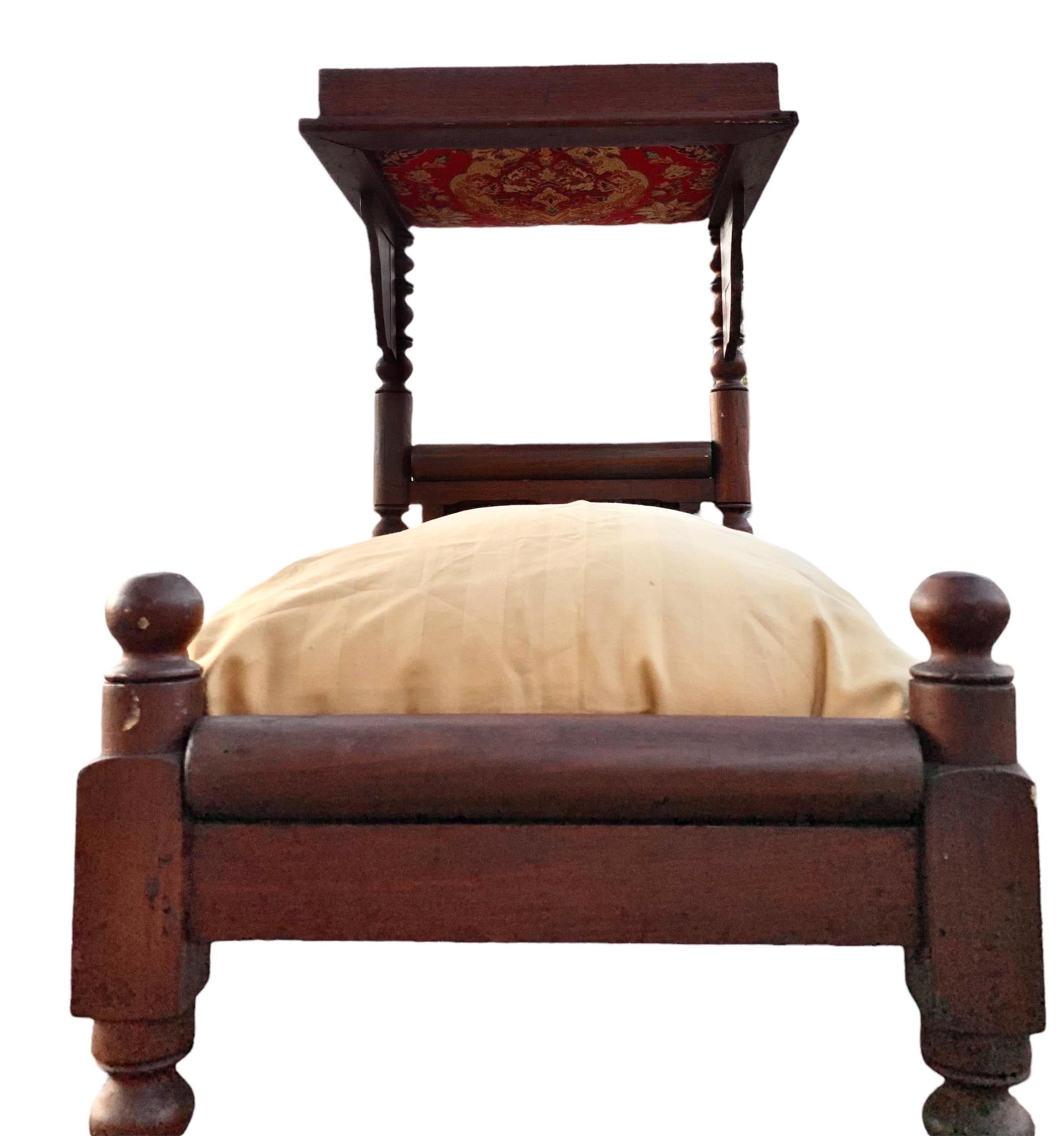 Antique 19th Century American Carved Walnut Doll Bed In Good Condition In New Orleans, LA