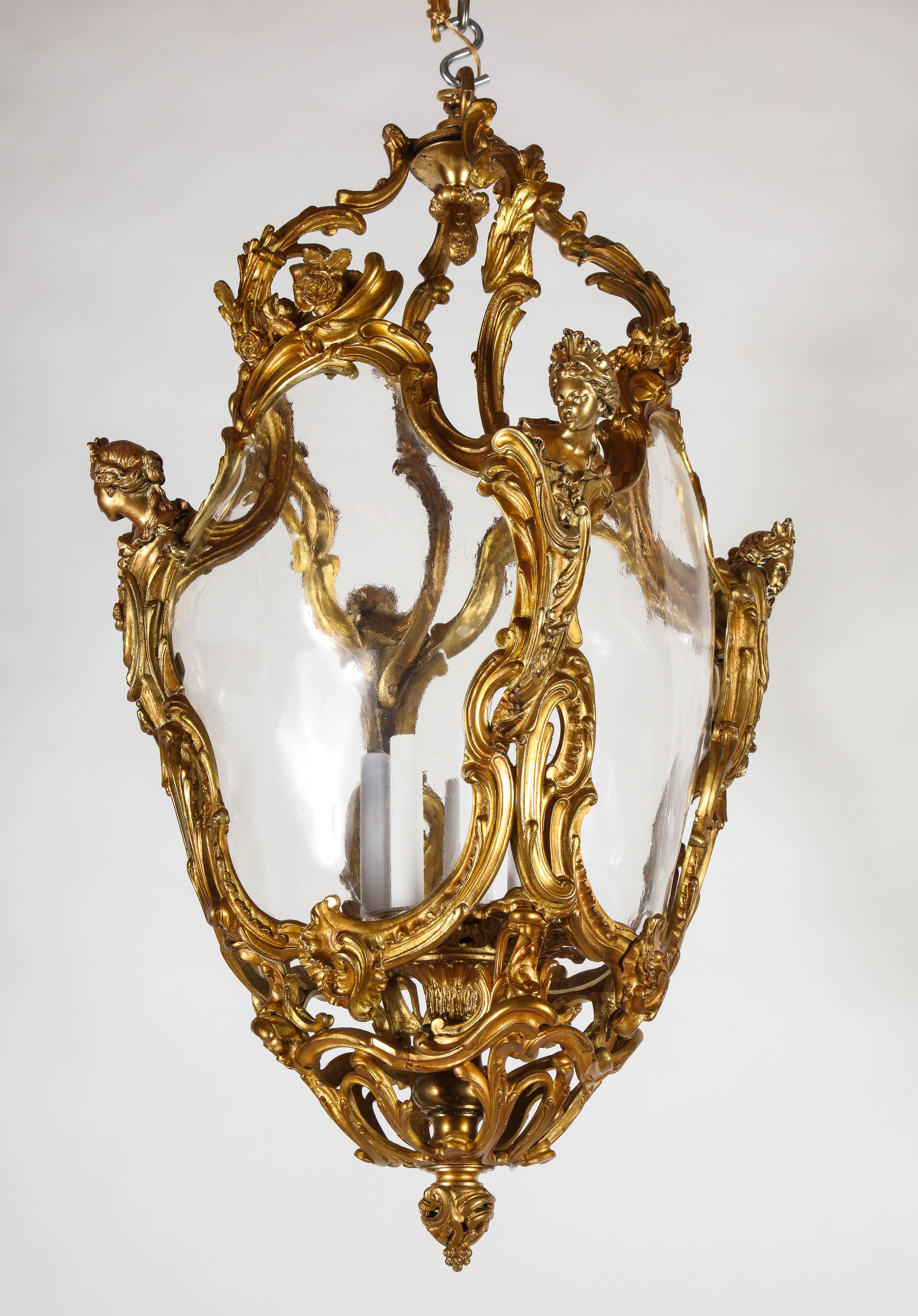Eine fabelhafte, antike französische Laterne im Stil Louis XVI des 19. Jahrhunderts aus Bronze und Glas mit sieben Lichtern. Wunderschön gegossen, handziseliert und handgemeißelt mit der feinsten Qualität der französischen Dore-Bronze. Jede Jungfrau