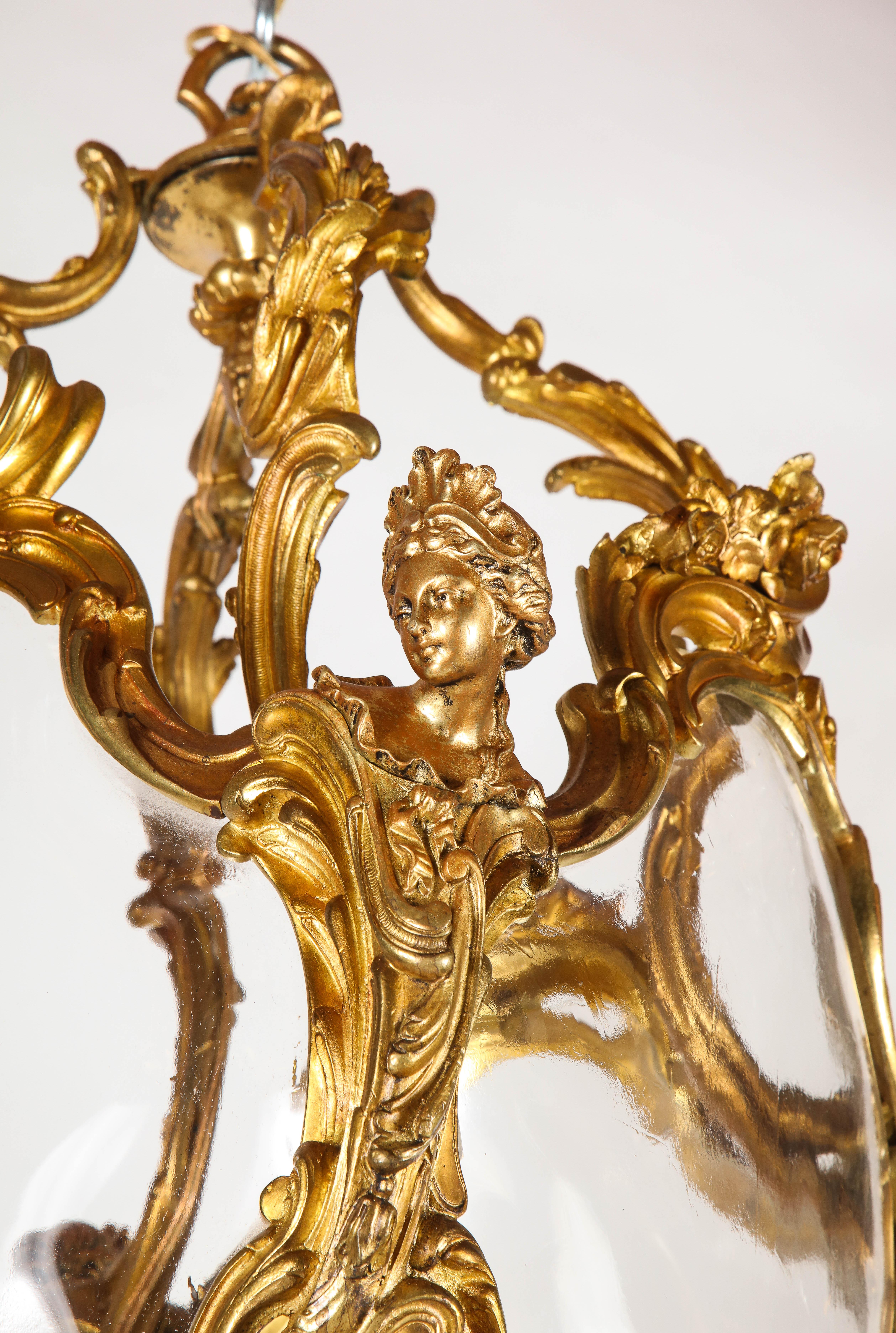 Antike französische siebenflammige französische Dore-Bronze- und Glaslaterne aus dem 19. Jahrhundert im Zustand „Gut“ im Angebot in New York, NY
