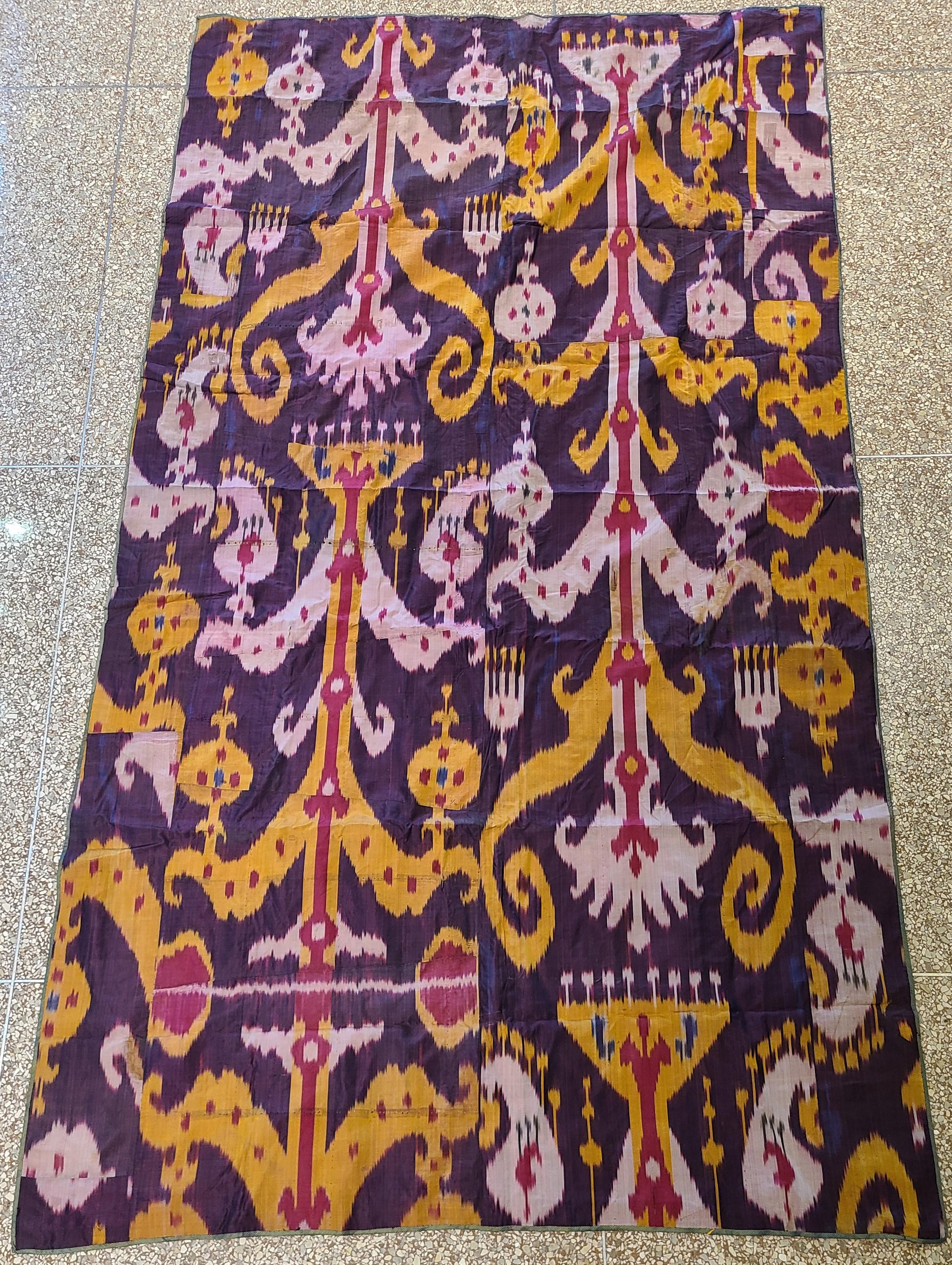 Un ikat russe ancien du 19ème siècle en pure soie enveloppé d'un tissage tribal en cinq couleurs, avec une doublure en coton russe imprimée d'origine. Dans un état fantastique pour son âge, cet ikat est absolument magnifique avec un superbe motif à