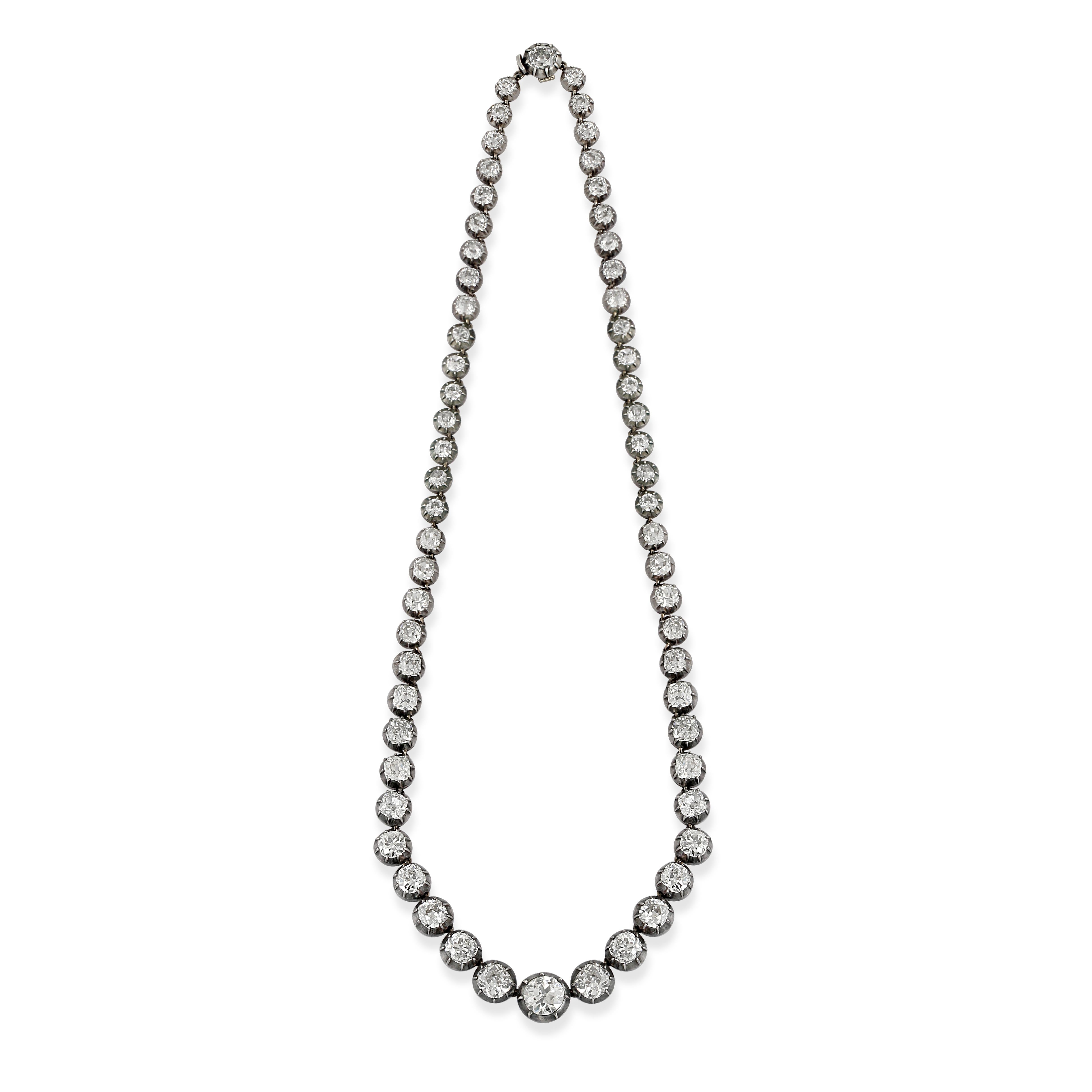 Un collier rivière en diamant ancien. Sertie de 62 diamants gradués de taille ancienne montés en argent sur or totalisant environ 34,55 carats. La pierre centrale pèse 2,62 carats. Le collier est accompagné d'un coffret adapté.
