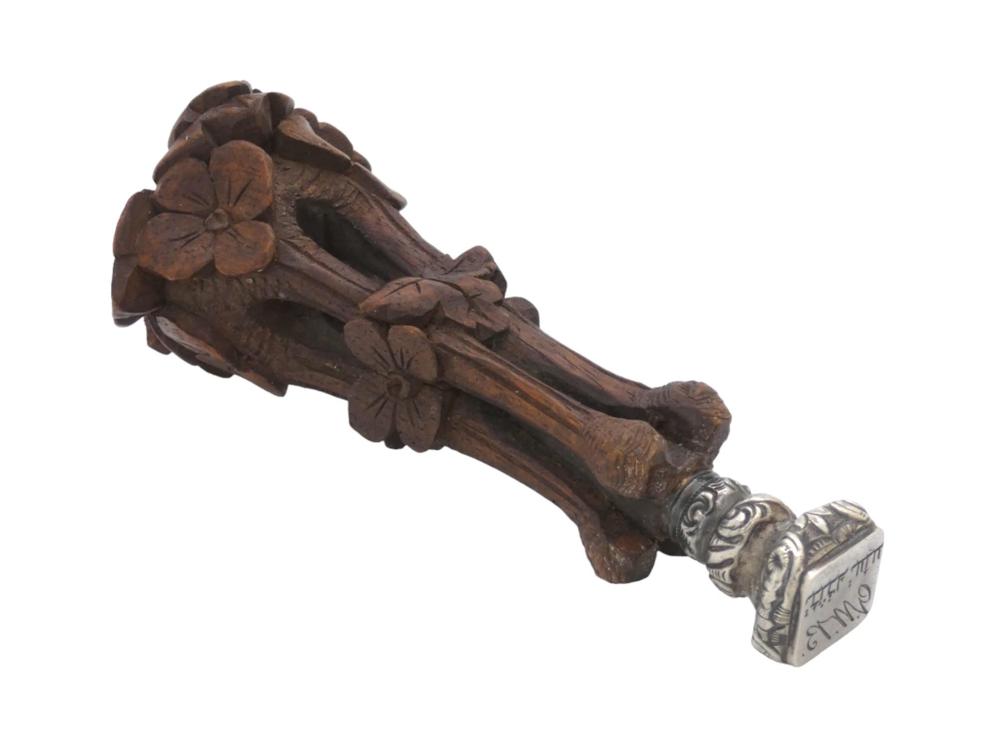 Ce sceau en bois et en argent, sculpté à la main, est un exemple rare et magnifiquement travaillé du judaïsme américain ancien. Il se distingue par sa qualité artistique exceptionnelle et ses détails symboliques. La poignée proéminente est