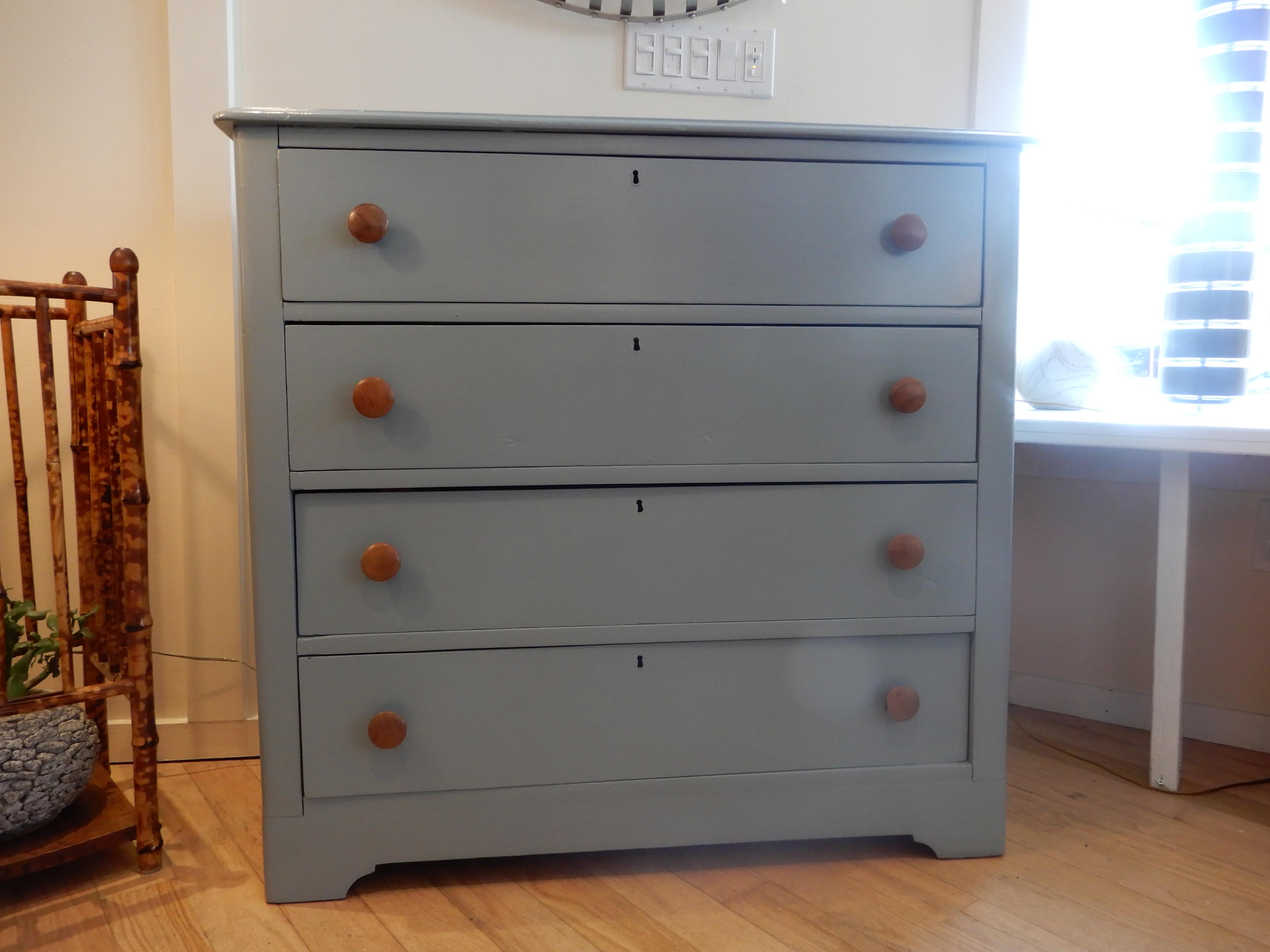 Antique Americana Four Drawer Williamsburg Blue Chest of Drawers or Dresser In Excellent Condition In Bellport, NY