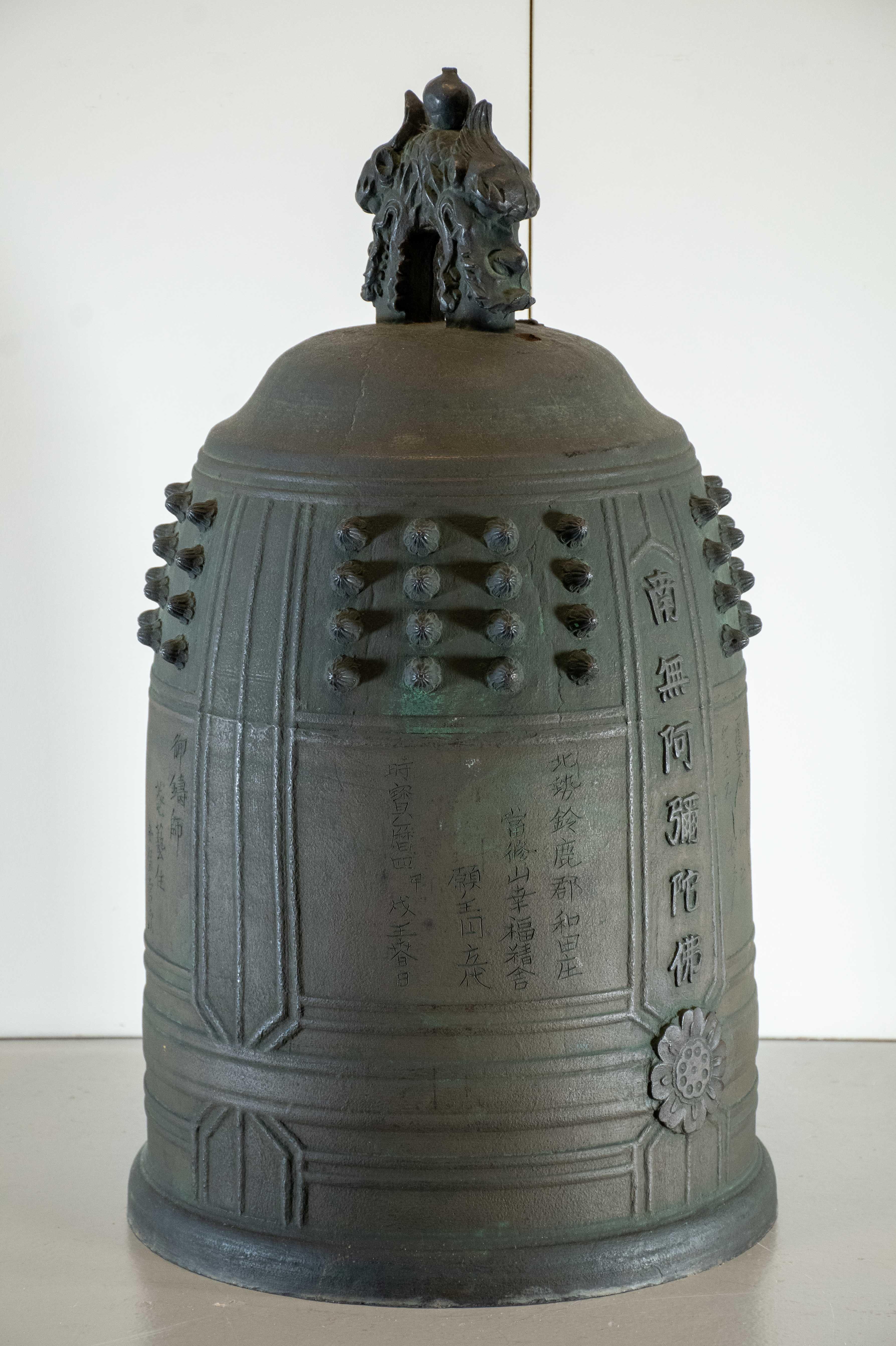 Giapponese Un antico e grande bonsho in bronzo di alta qualità in vendita