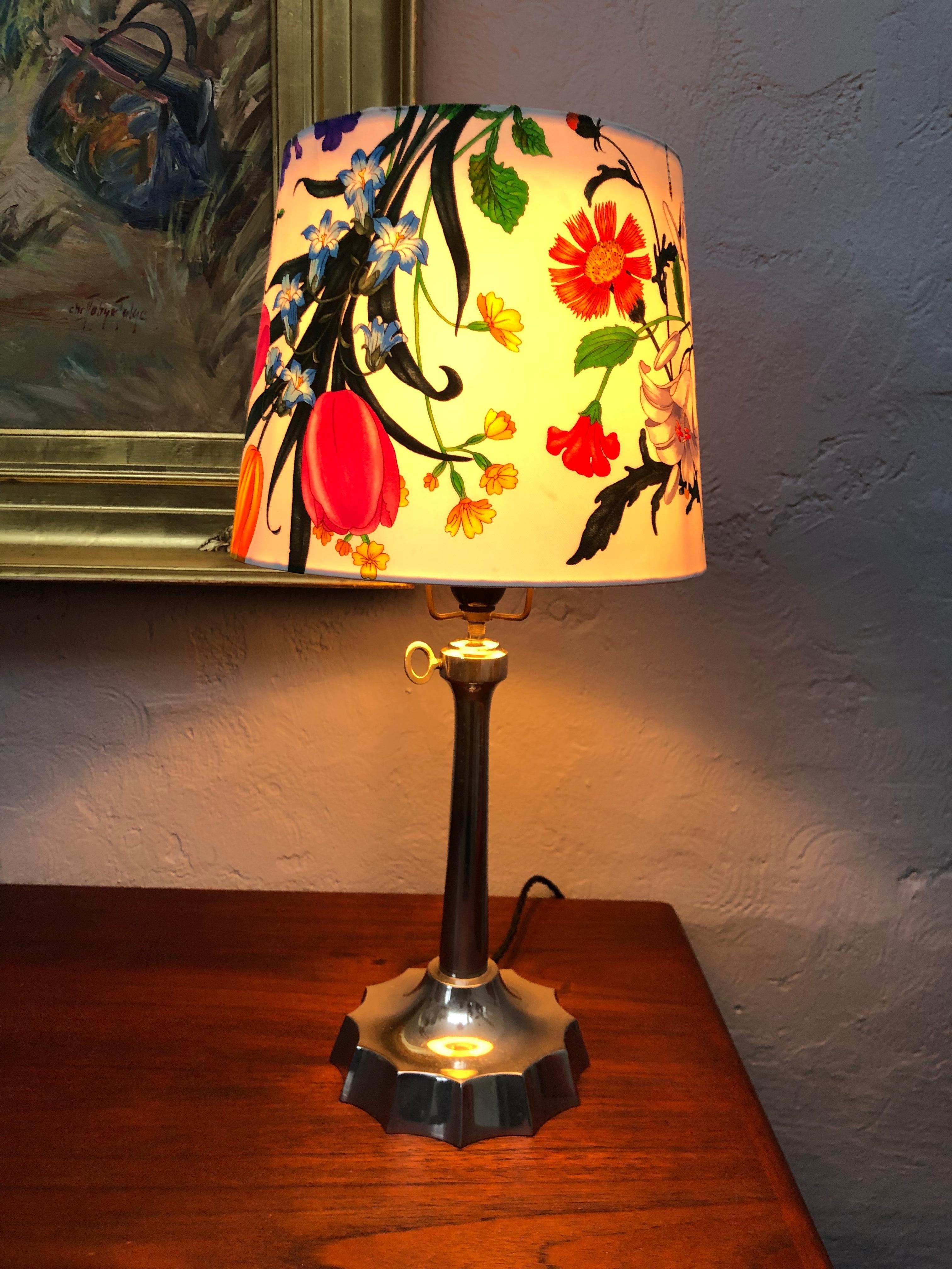 Eine antike Art-Déco-Tischlampe mit leicht brutalistischen Tönen.
Aus Aluminiumguss mit einstellbarer Höhe von 50-60cm.
Die Entdeckung des Aluminiums wurde 1825 vom dänischen Physiker Hans Christian Ørsted bekannt gegeben.
Die Lampe ist komplett