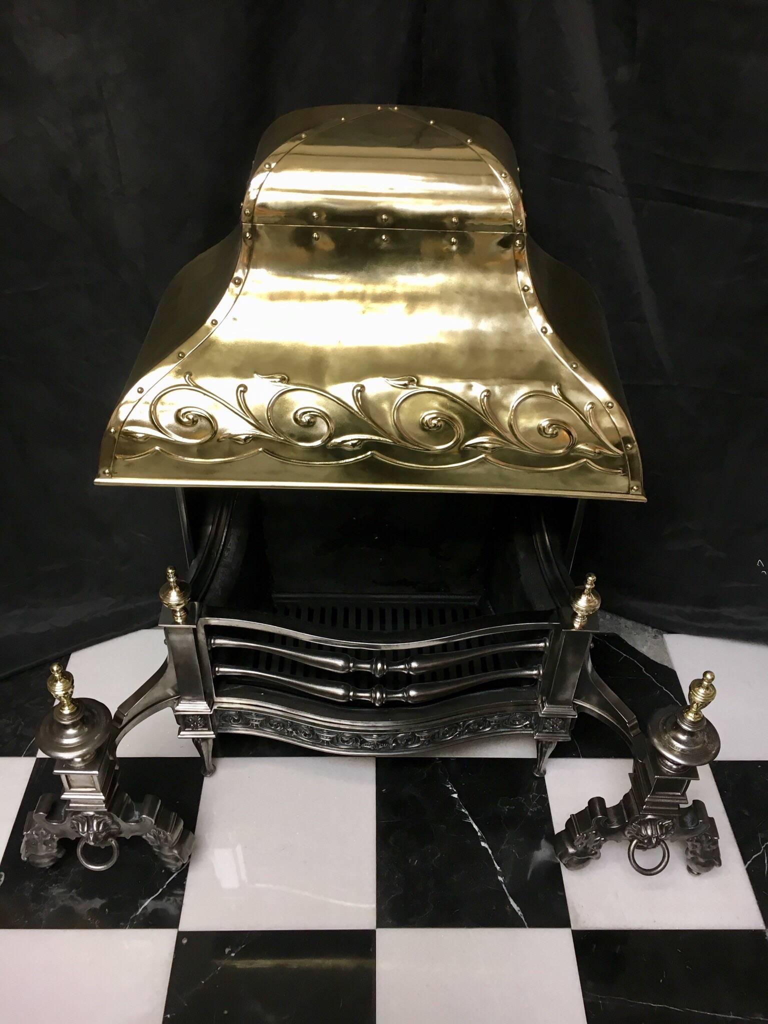 19. Jahrhundert  Viktorianischer Barock-Feuerrostkorb aus Gusseisen und Messing mit Kapuze (Englisch) im Angebot