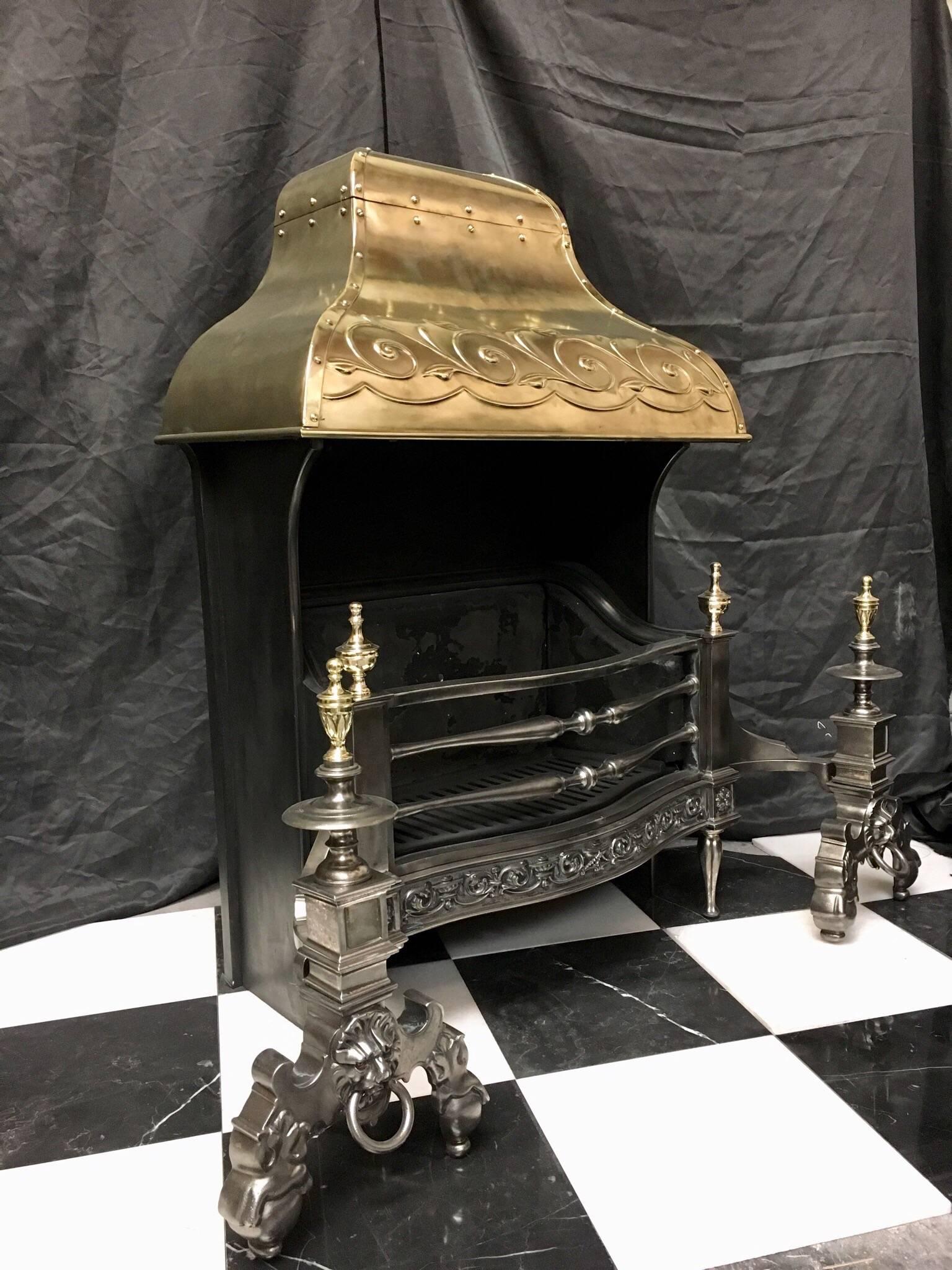 19. Jahrhundert  Viktorianischer Barock-Feuerrostkorb aus Gusseisen und Messing mit Kapuze (Eisen) im Angebot