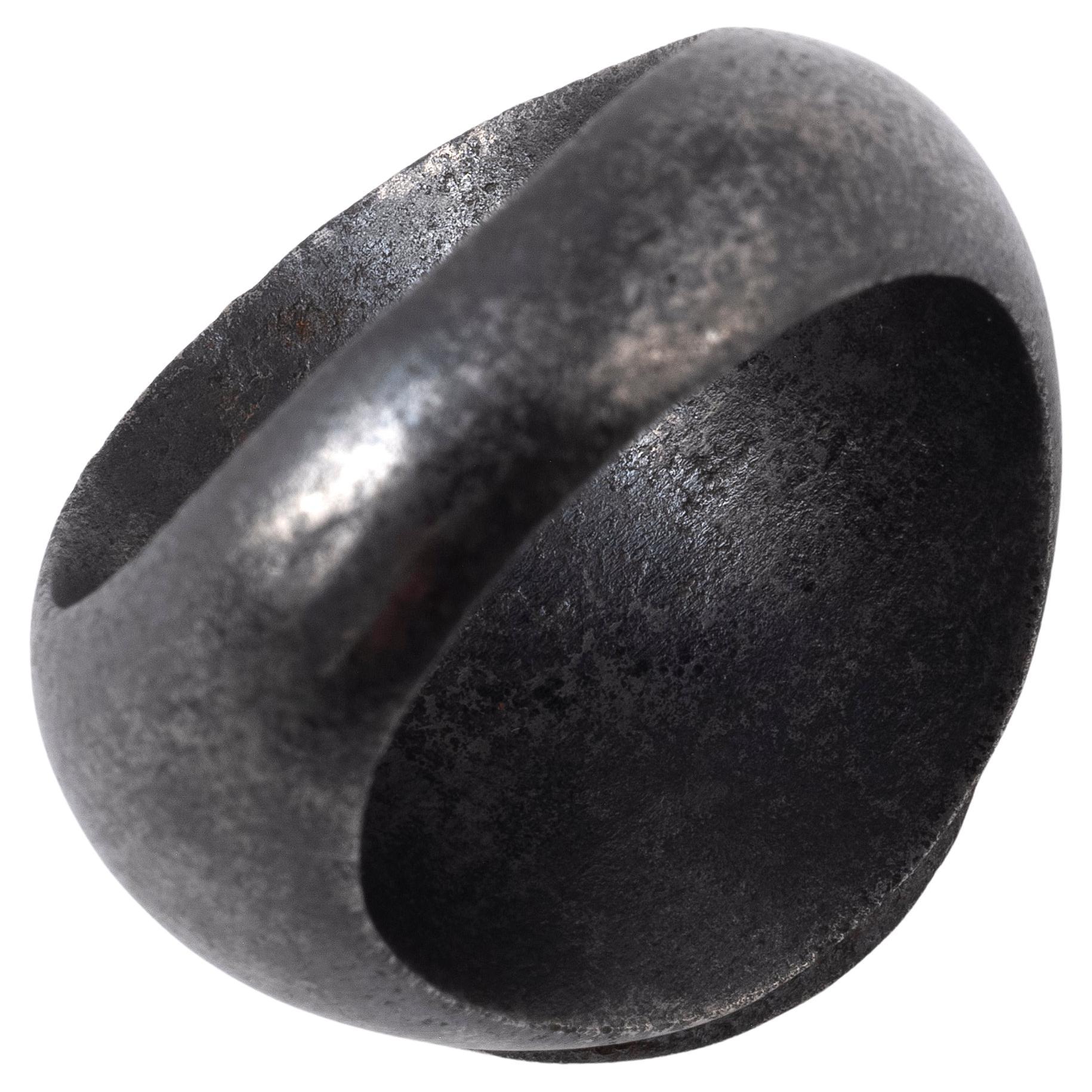 Il sigillo raffigurante uno stemma di famiglia, misura circa 19,00 x 16,40 mm, in ferro (ghisa laccata nera).
Taglia 10 3/4.
