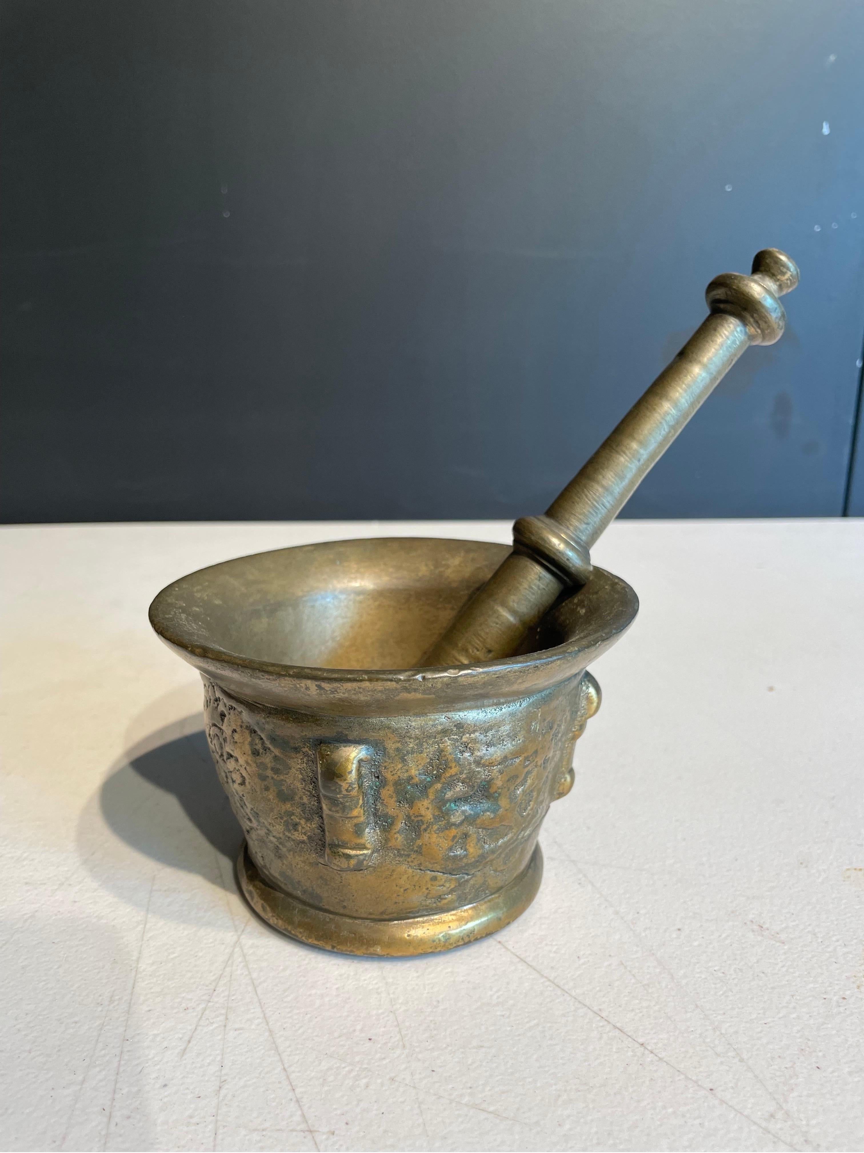 Un antico mortaio in ottone con pestello, XIX secolo

Dimensioni: Mortaio: Altezza: 8,4 cm Diametro: 13 cm. Pestello: Altezza: 20,5 cm Diametro: 4,2 cm (punto più largo) 1,5 (punto più stretto).

Provenienza: Collezione privata di Sydney.