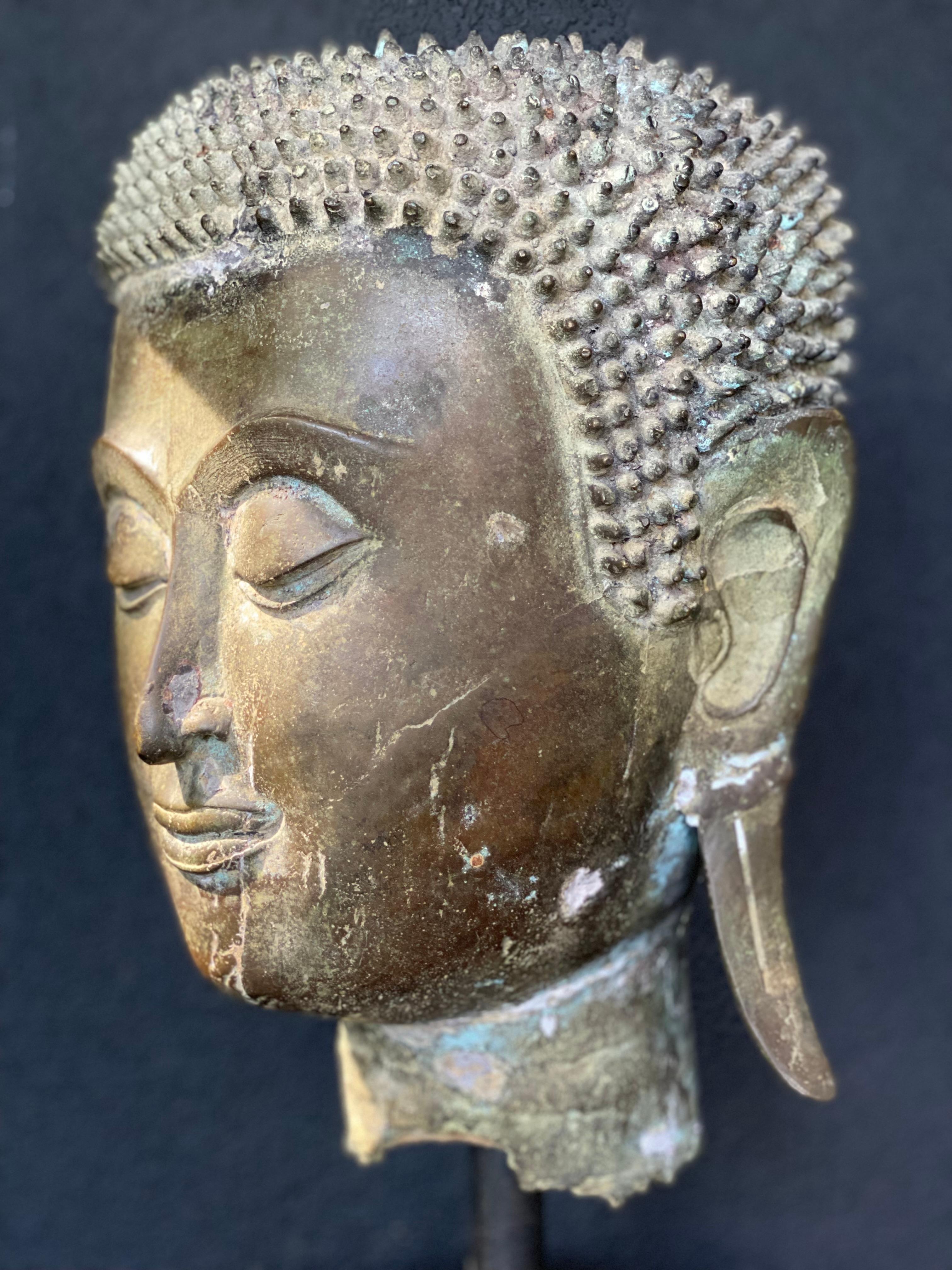 An antique Bronze Buddha Head In Distressed Condition In Schellebelle, BE