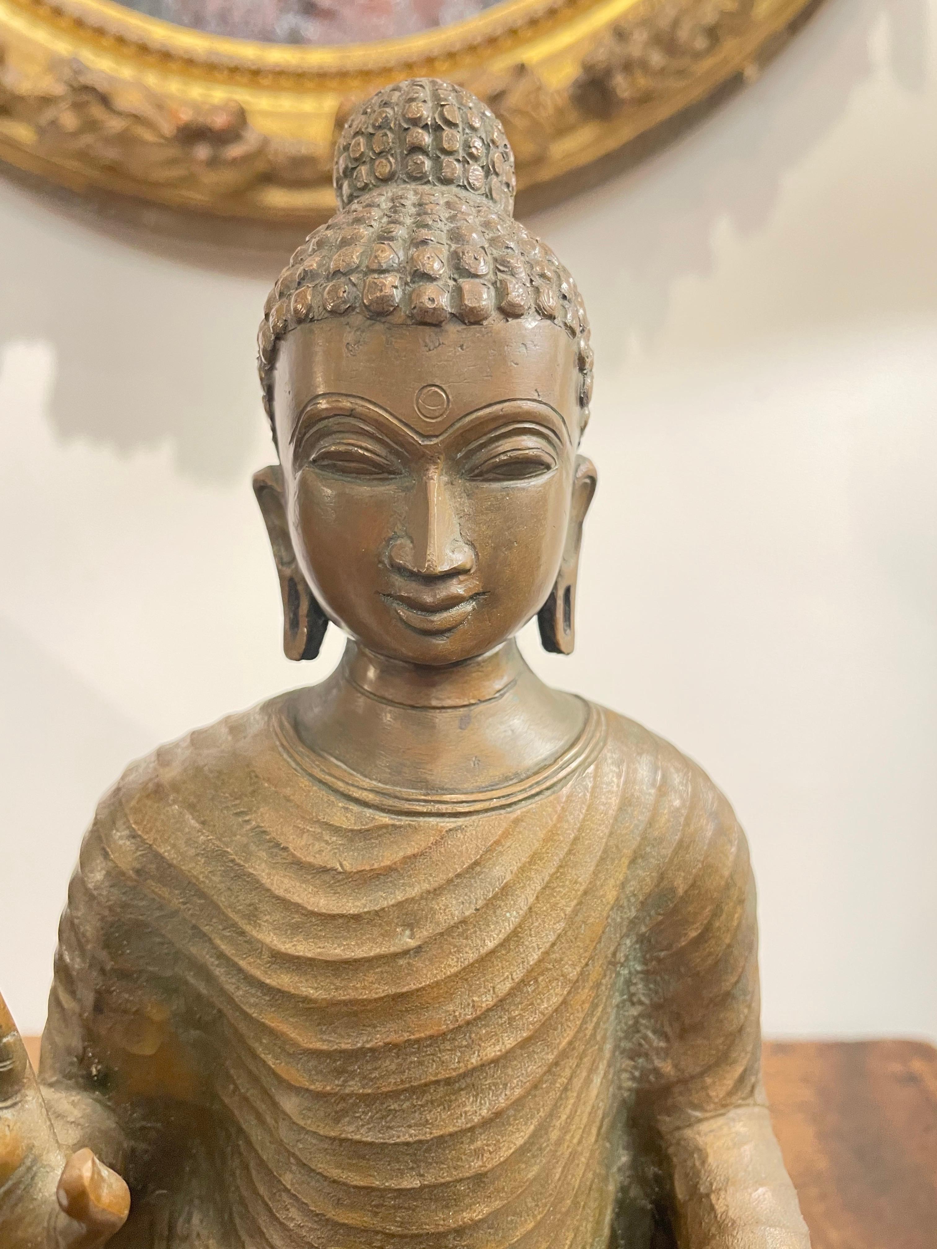 Antica figura di bronzo di un Buddha in piedi, XIX secolo

Provenienza:  
Collezione privata australiana.

Descrizione:
La figura è eretta e mostra un'espressione serena del viso, ornata da ushnisha e urna, con lobi delle orecchie pendenti e