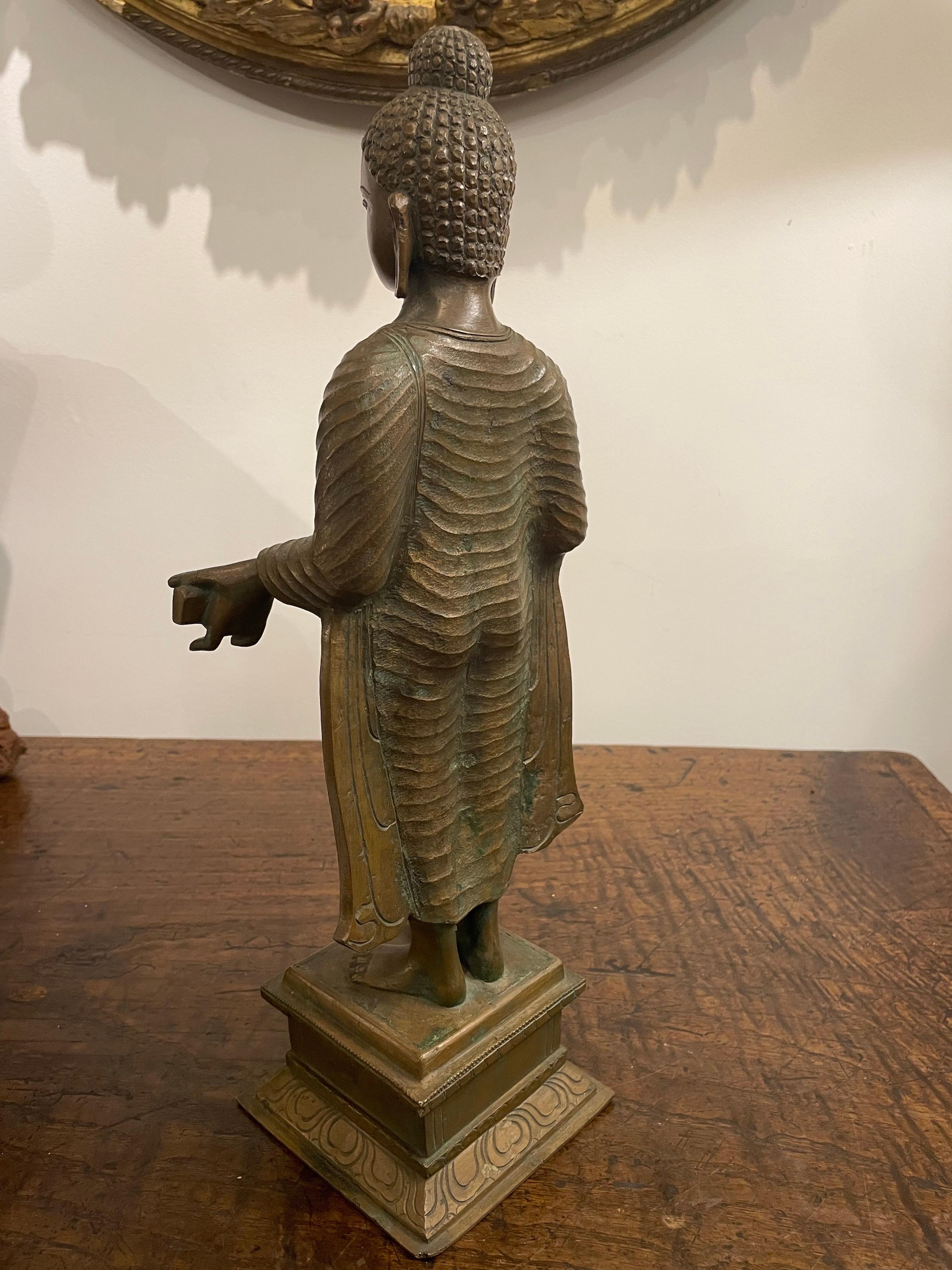 Asiatico Antica figura di bronzo di un Buddha in piedi, XIX secolo in vendita