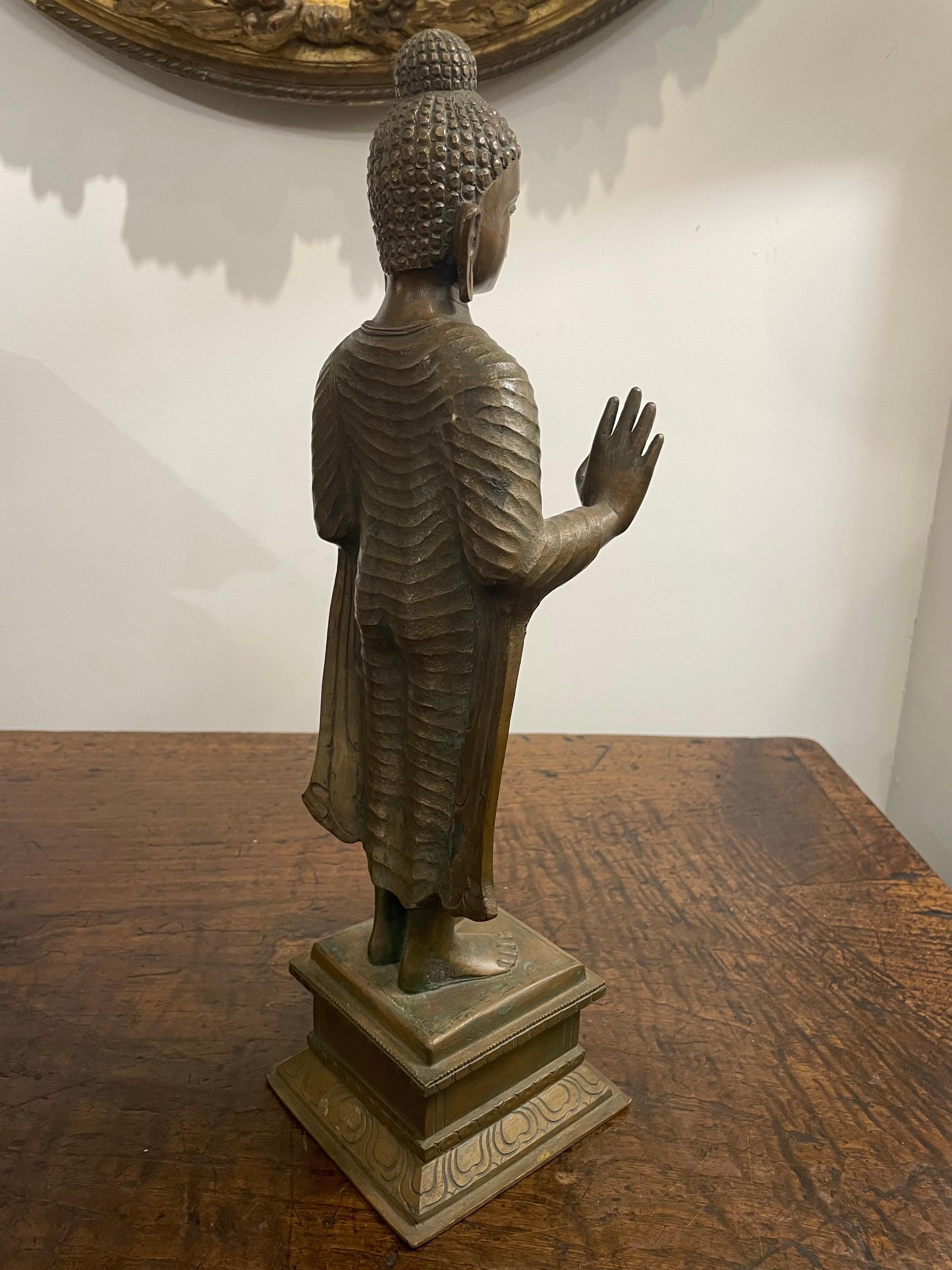 Calco Antica figura di bronzo di un Buddha in piedi, XIX secolo in vendita