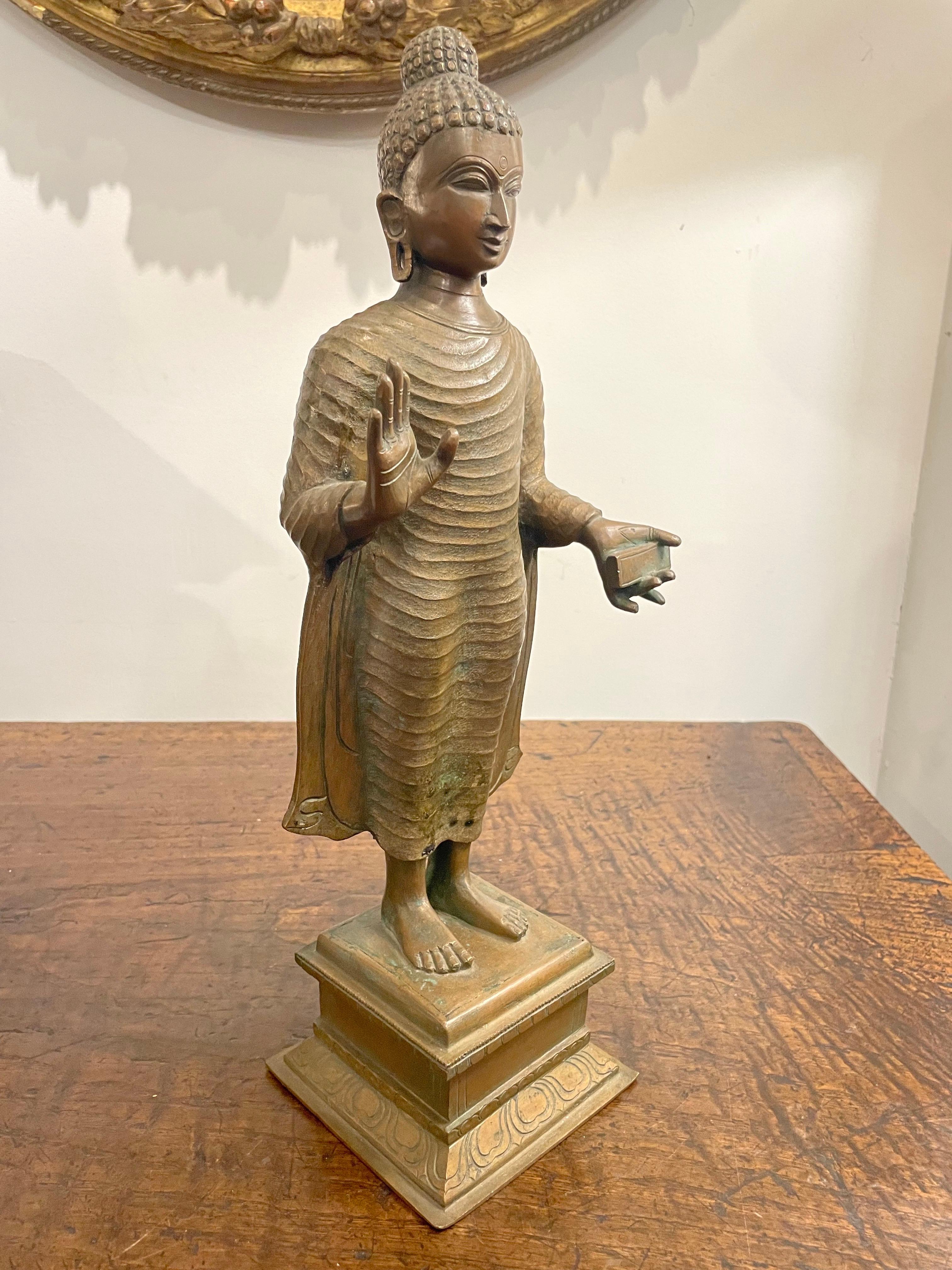 Antica figura di bronzo di un Buddha in piedi, XIX secolo In condizioni buone in vendita a ARMADALE, VIC