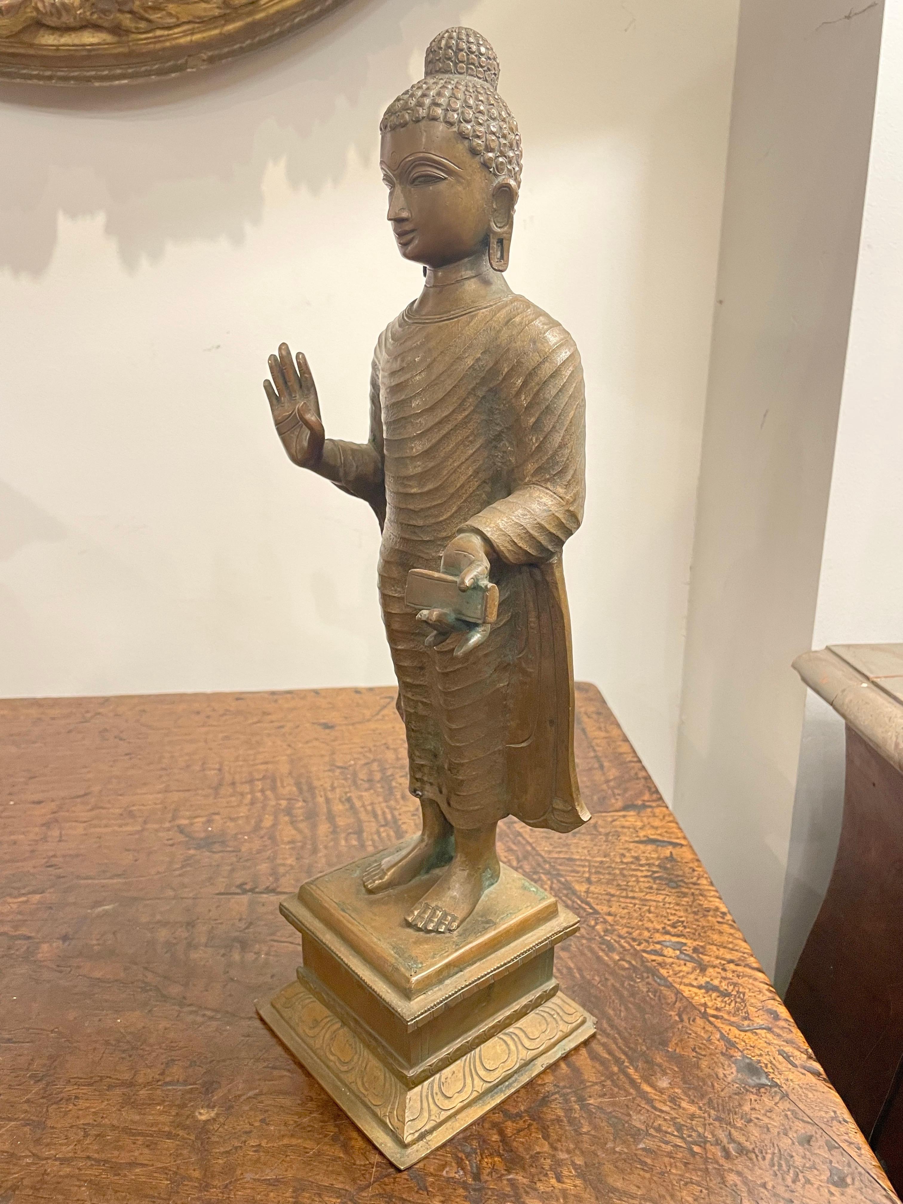 Bronzo Antica figura di bronzo di un Buddha in piedi, XIX secolo in vendita