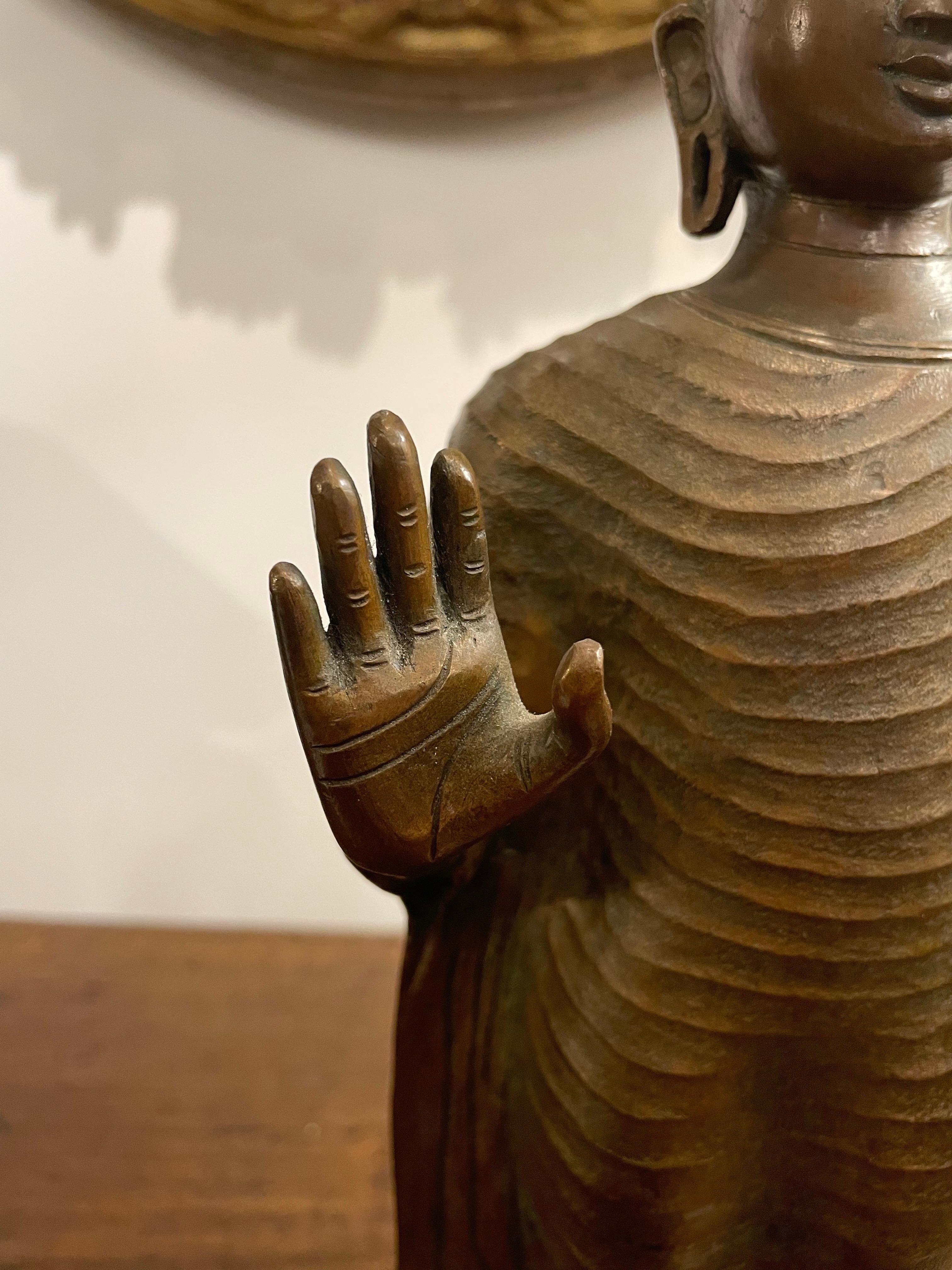 Antica figura di bronzo di un Buddha in piedi, XIX secolo in vendita 2
