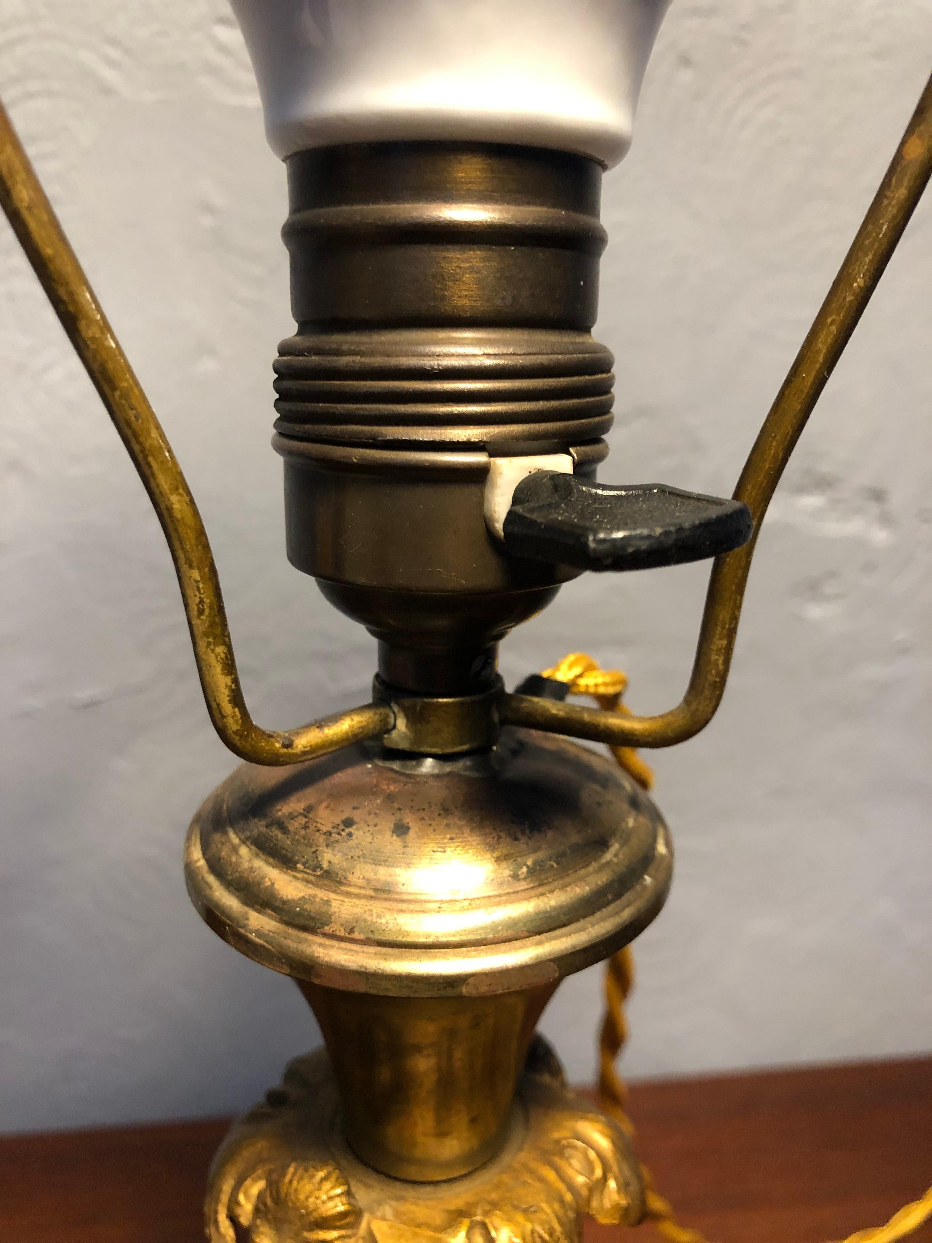 Lampe de table florale ancienne en bronze en vente 2
