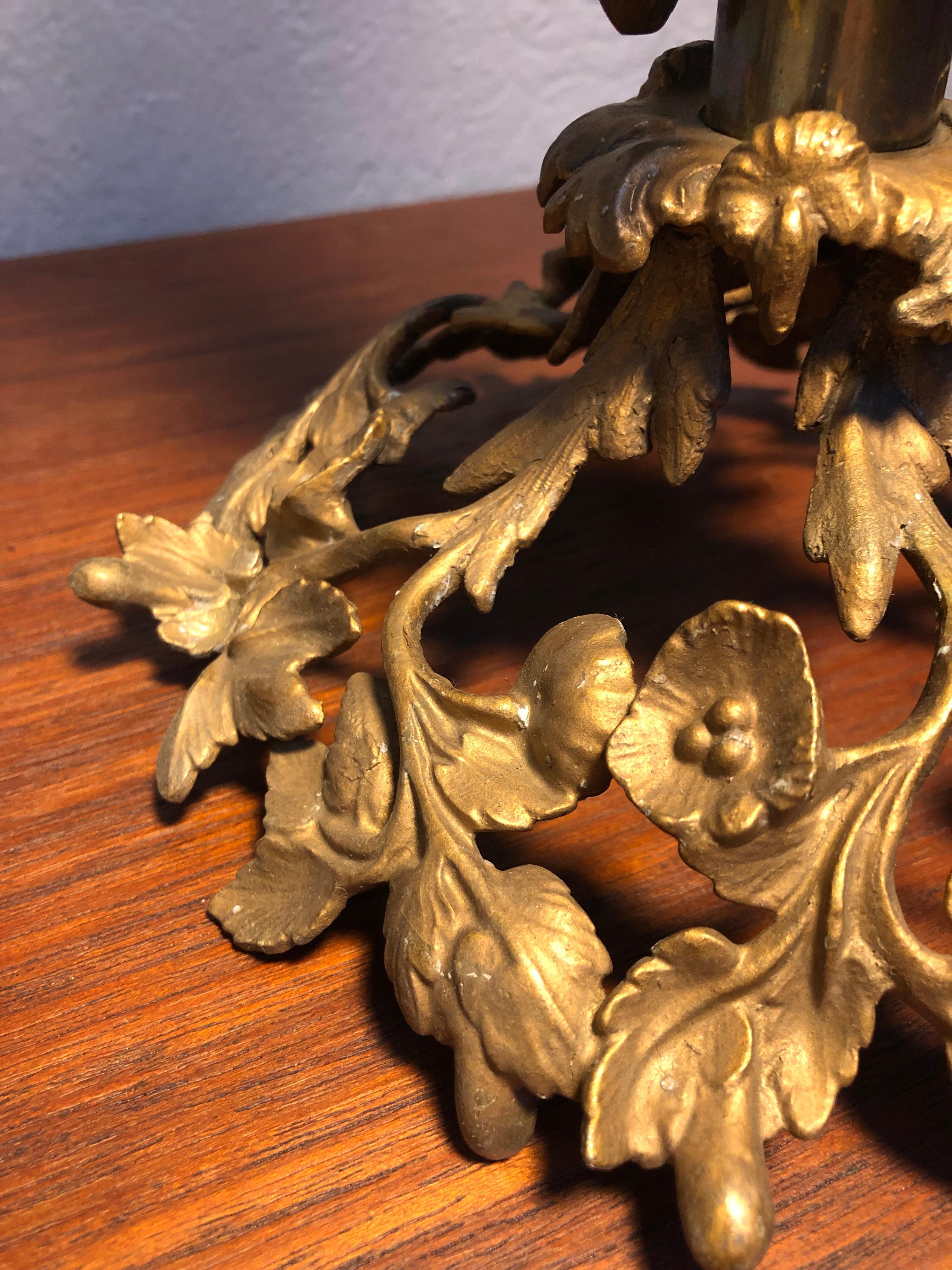 Lampe de table florale ancienne en bronze en vente 3