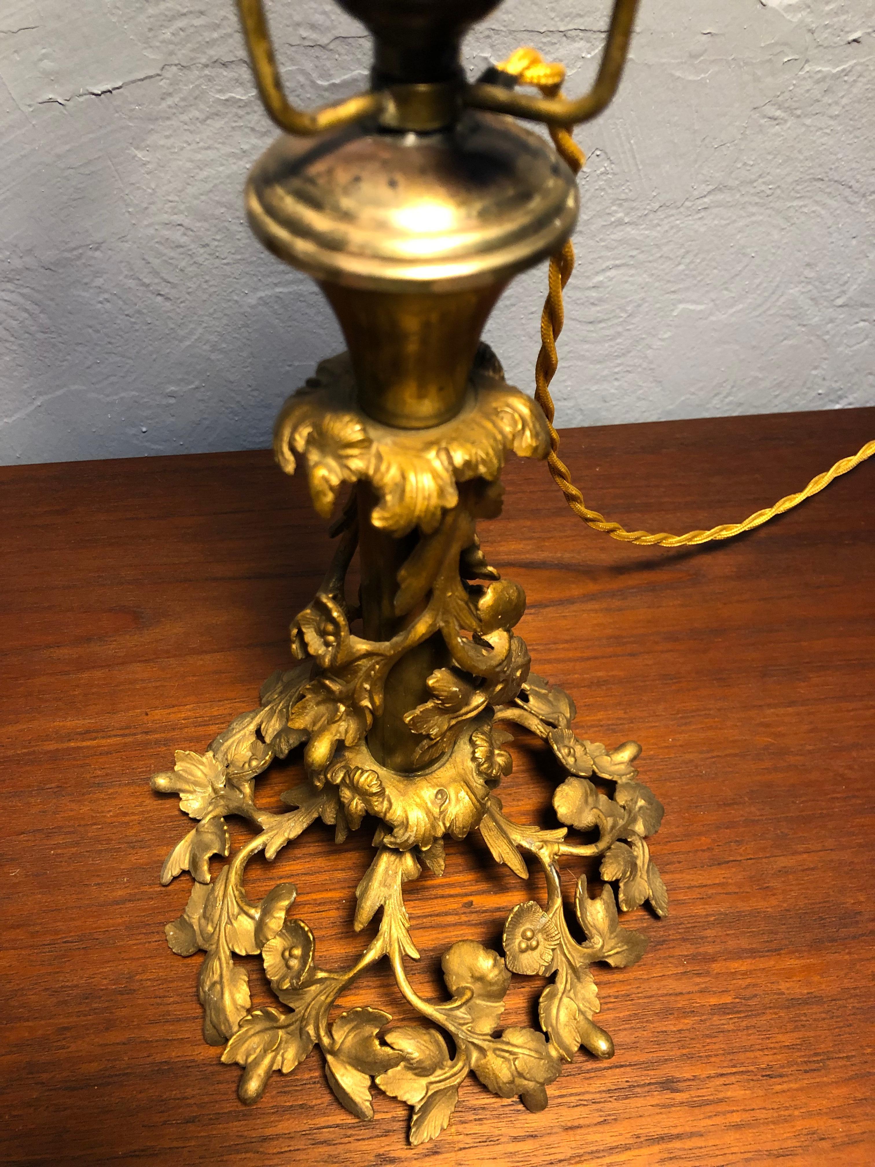 Lampe de table florale ancienne en bronze en vente 4