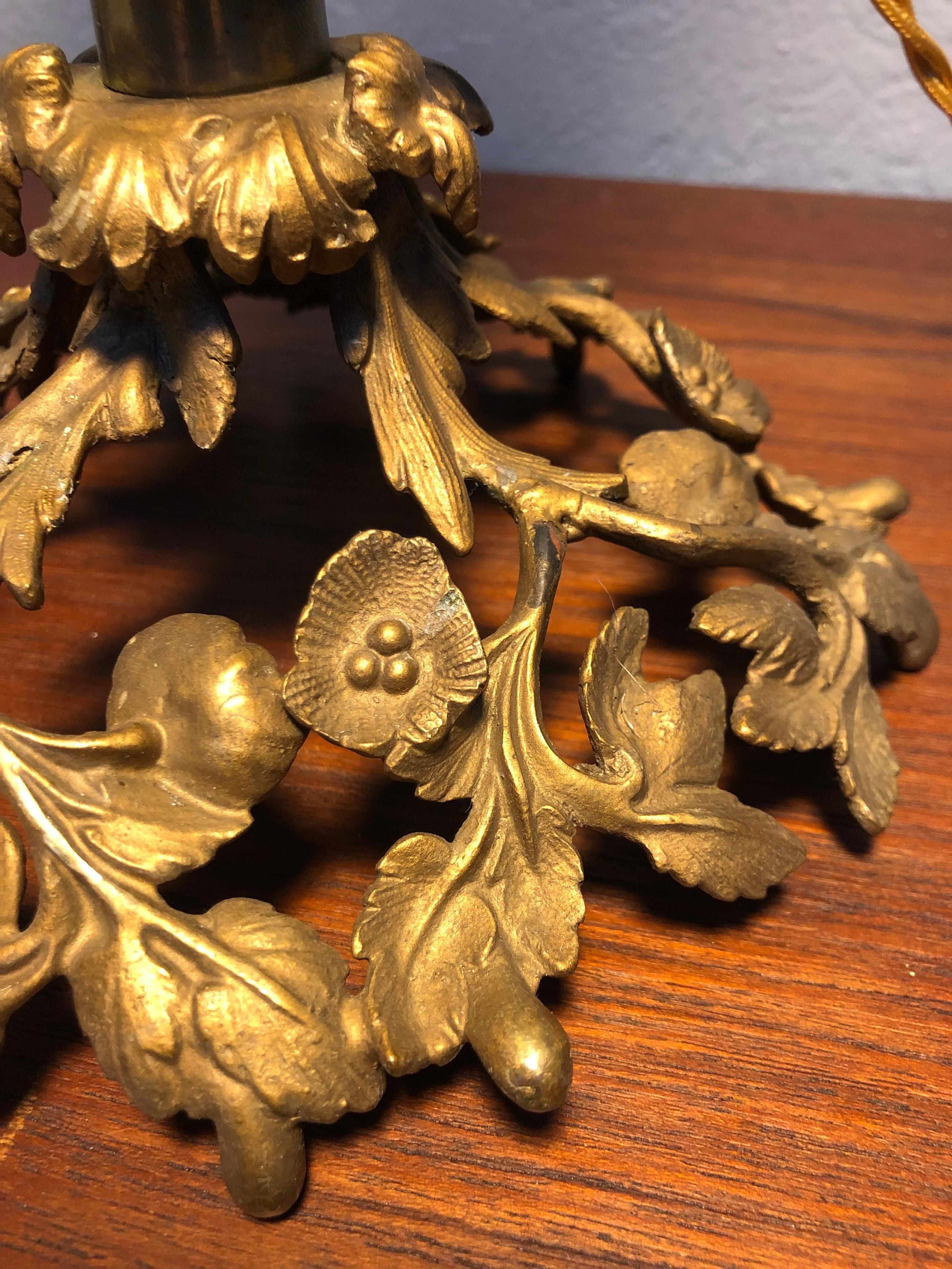 Lampe de table florale ancienne en bronze en vente 5
