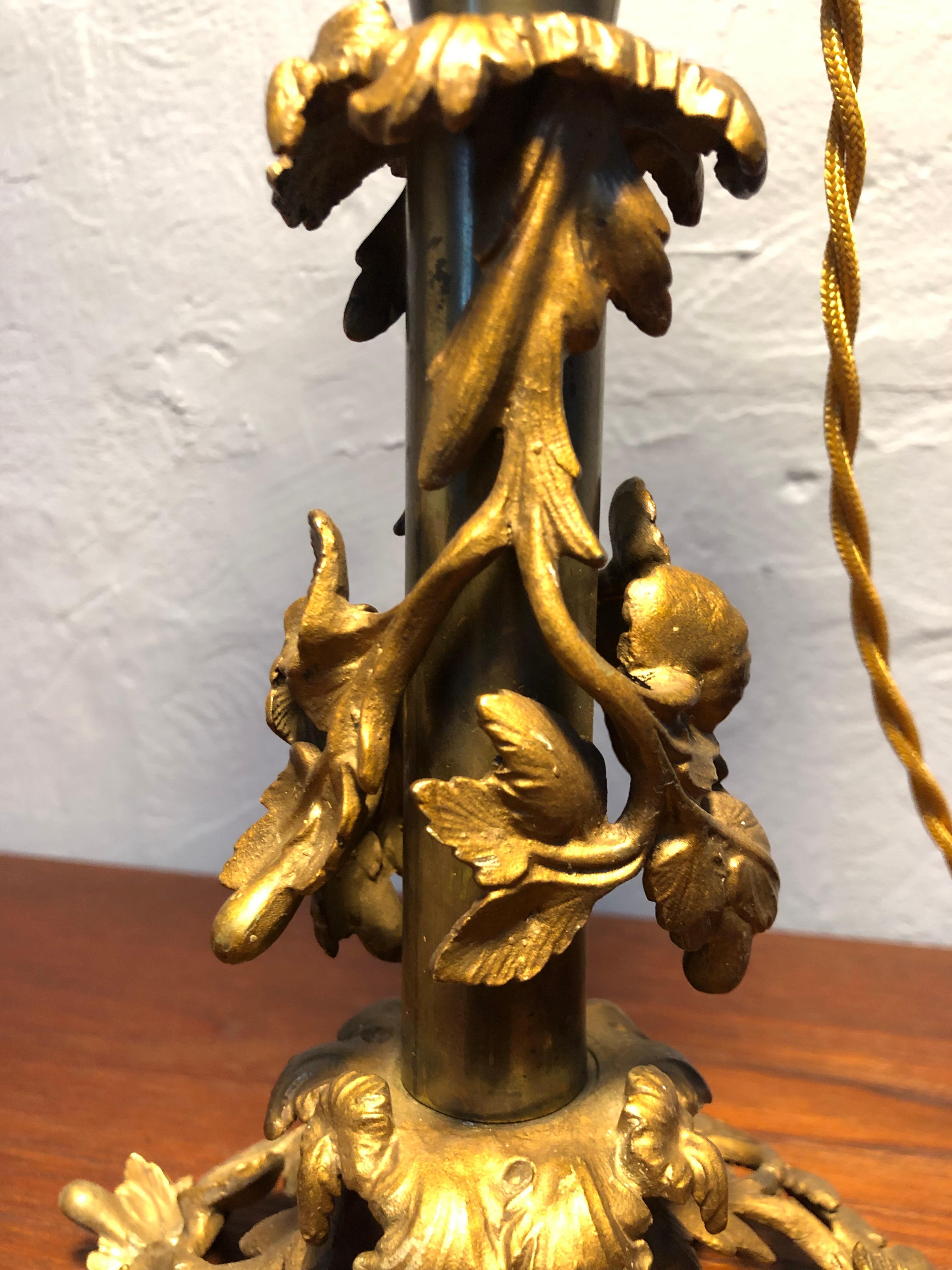 Lampe de table florale ancienne en bronze en vente 6