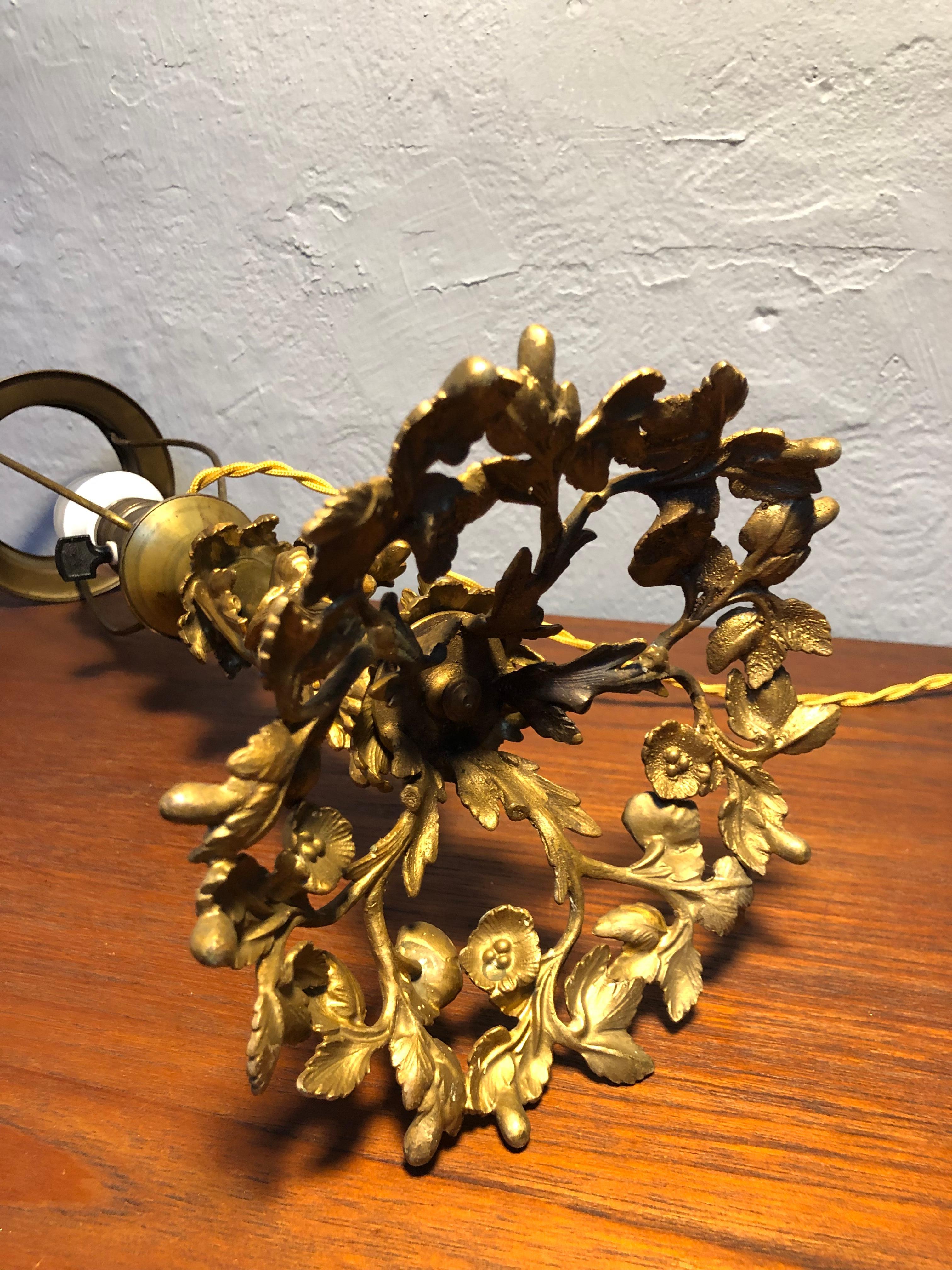 Lampe de table florale ancienne en bronze en vente 7