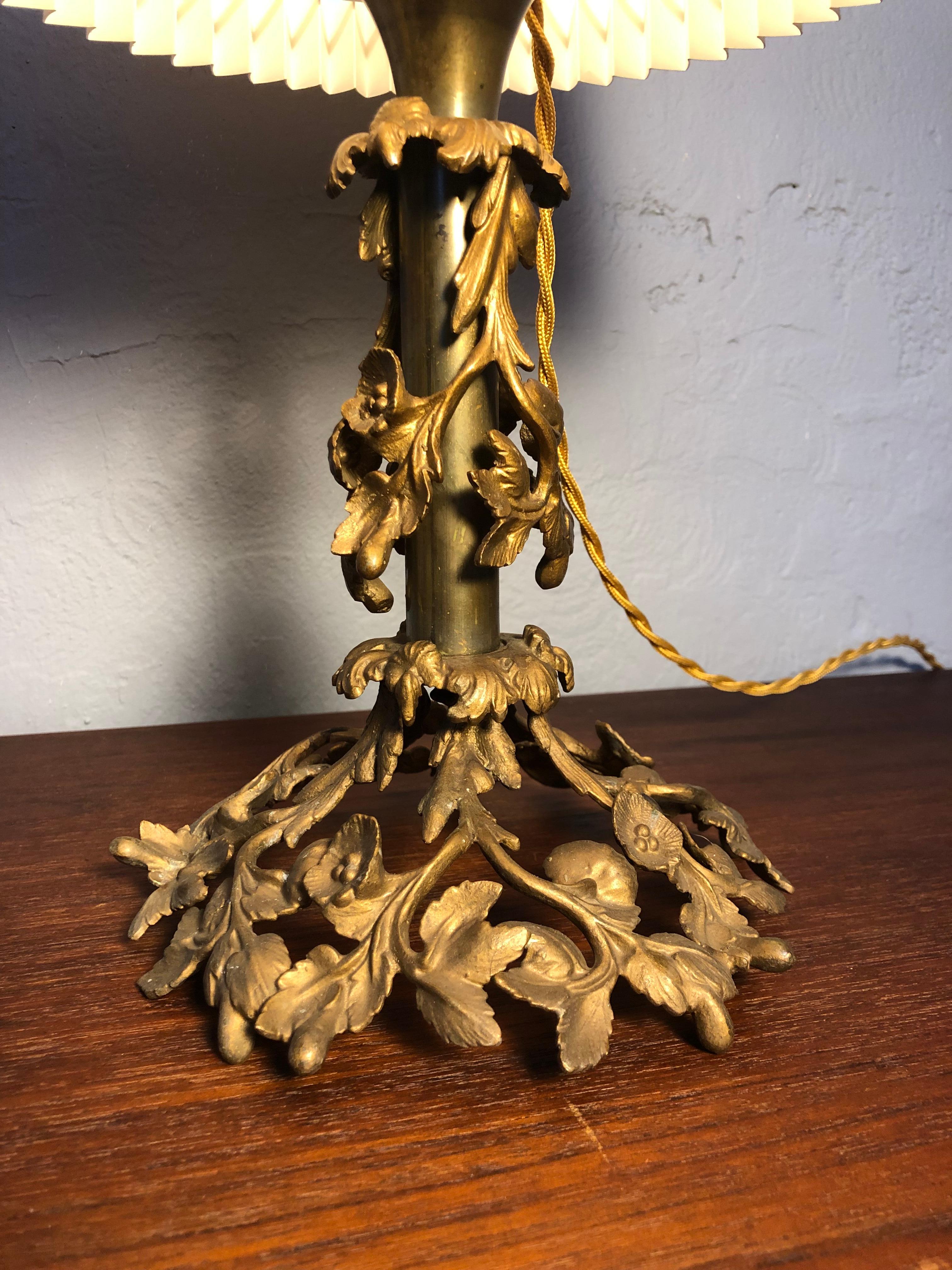 Art nouveau Lampe de table florale ancienne en bronze en vente