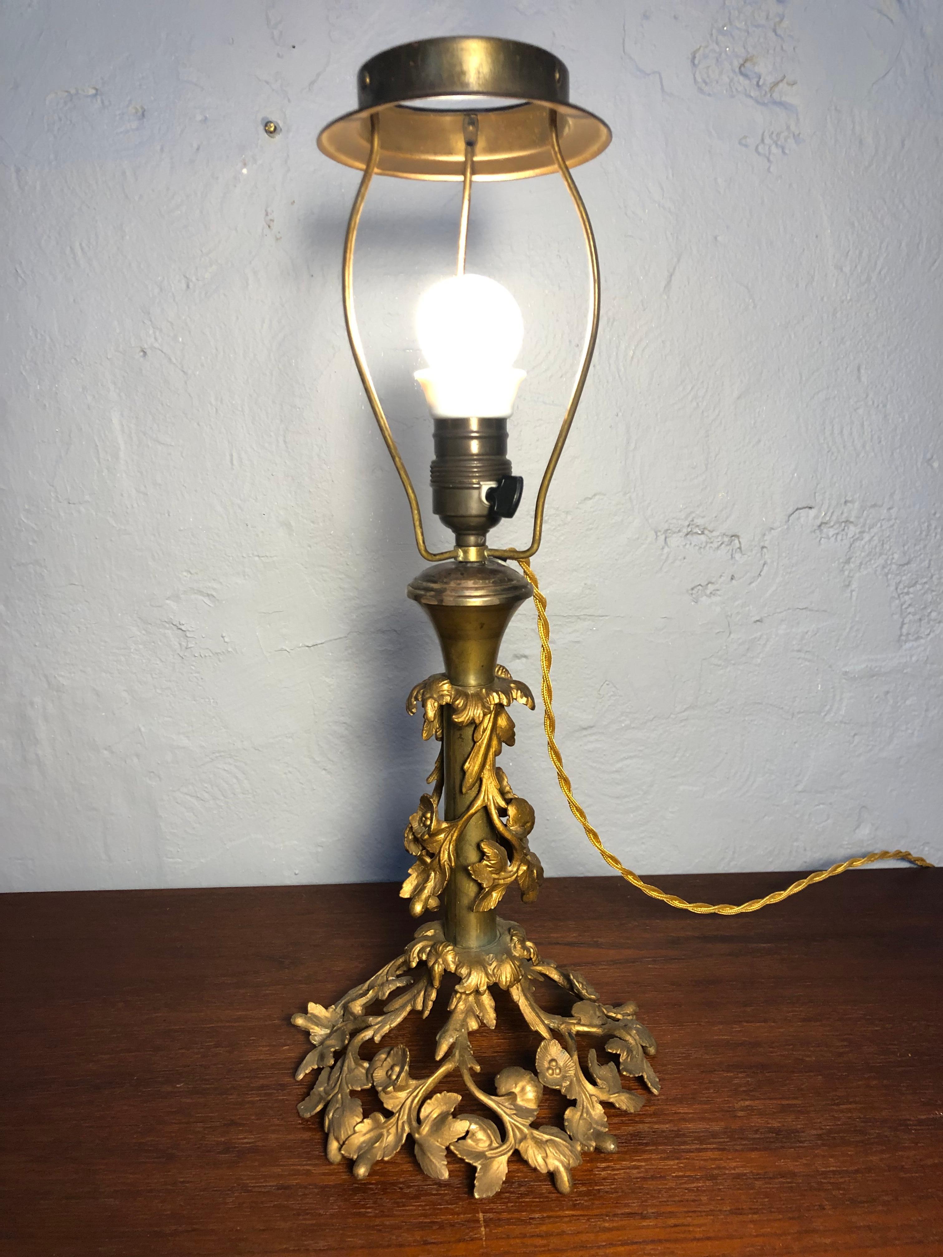 Fait main Lampe de table florale ancienne en bronze en vente