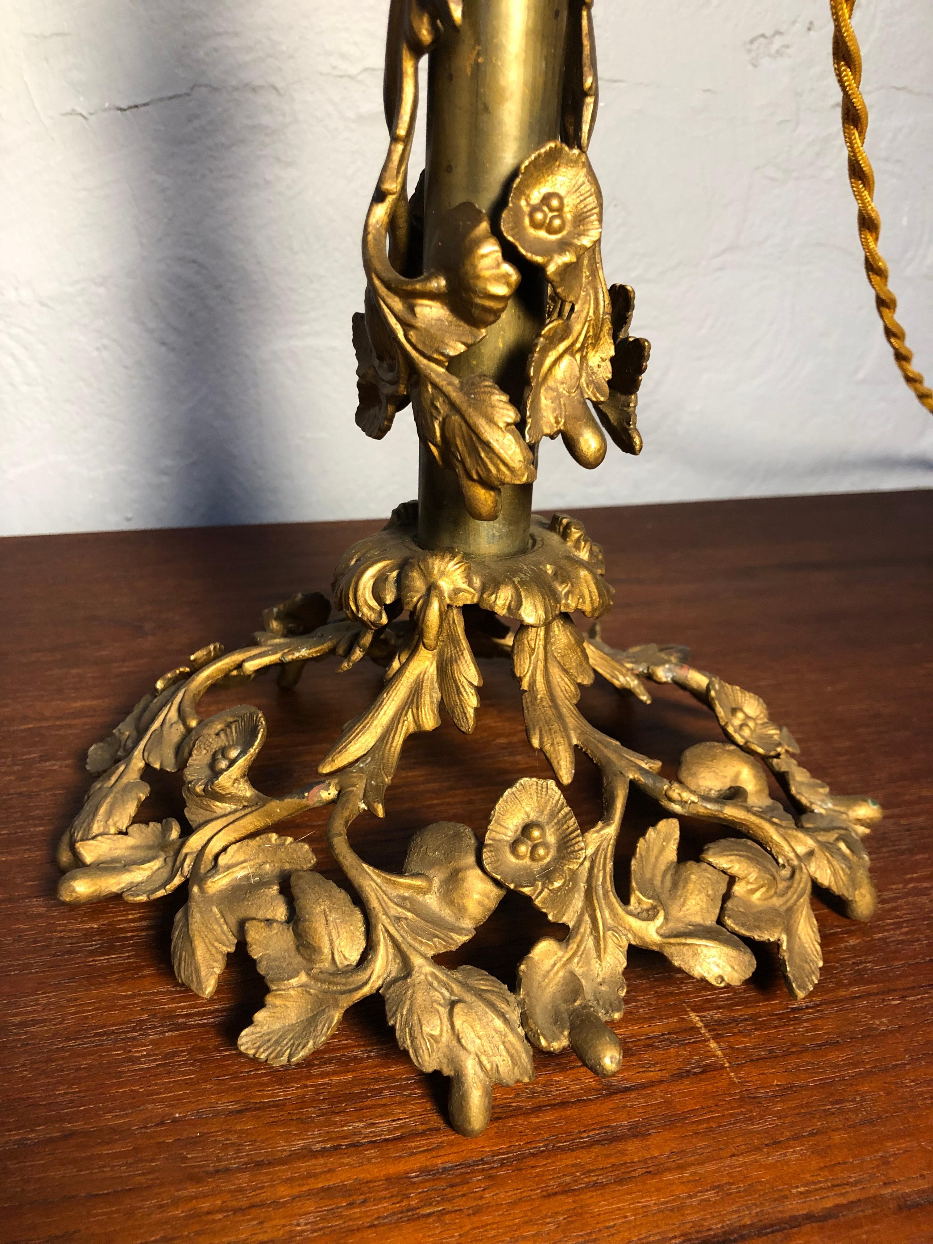 Milieu du XXe siècle Lampe de table florale ancienne en bronze en vente